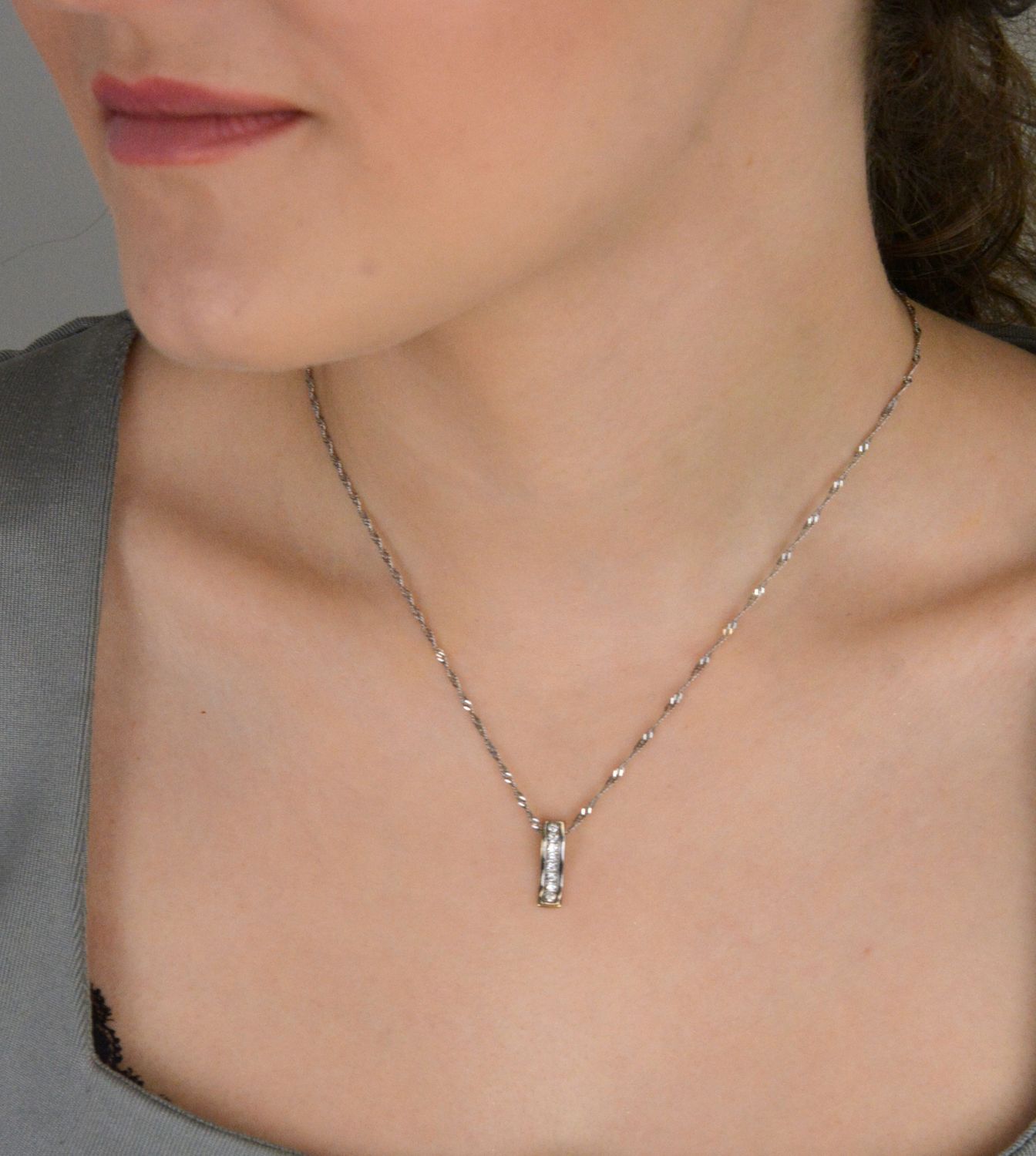 Zawieszka złota patyczek z cyrkoniami i białym złotem próba 333, DIA-ZAW-1522-333 Elegancka złota zawieszka w formie patyczka, ozdobiona cyrkoniami i białym złotem.1.jpg