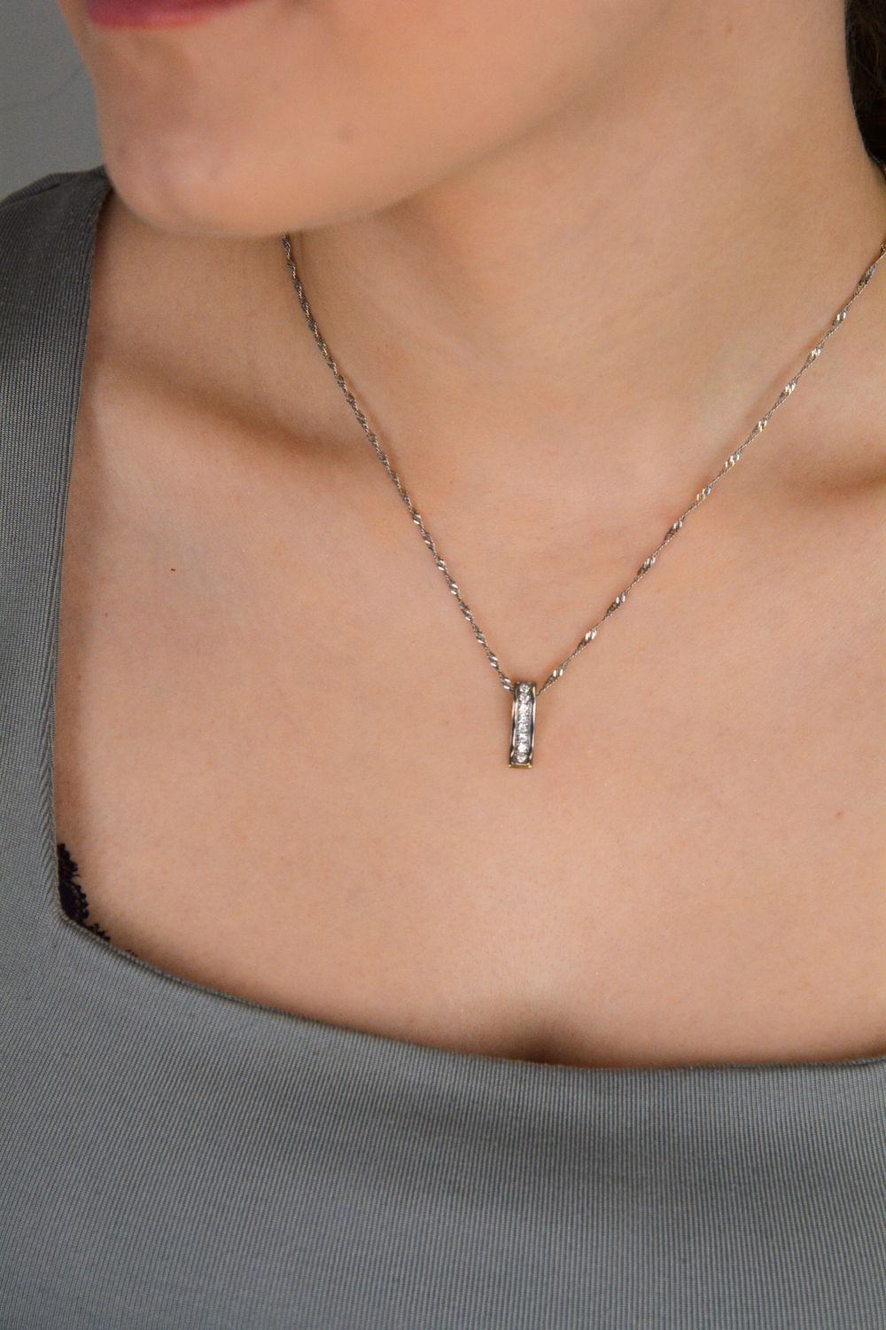 Zawieszka złota patyczek z cyrkoniami i białym złotem próba 333, DIA-ZAW-1522-333 Elegancka złota zawieszka w formie patyczka, ozdobiona cyrkoniami i białym złotem.1.jpg