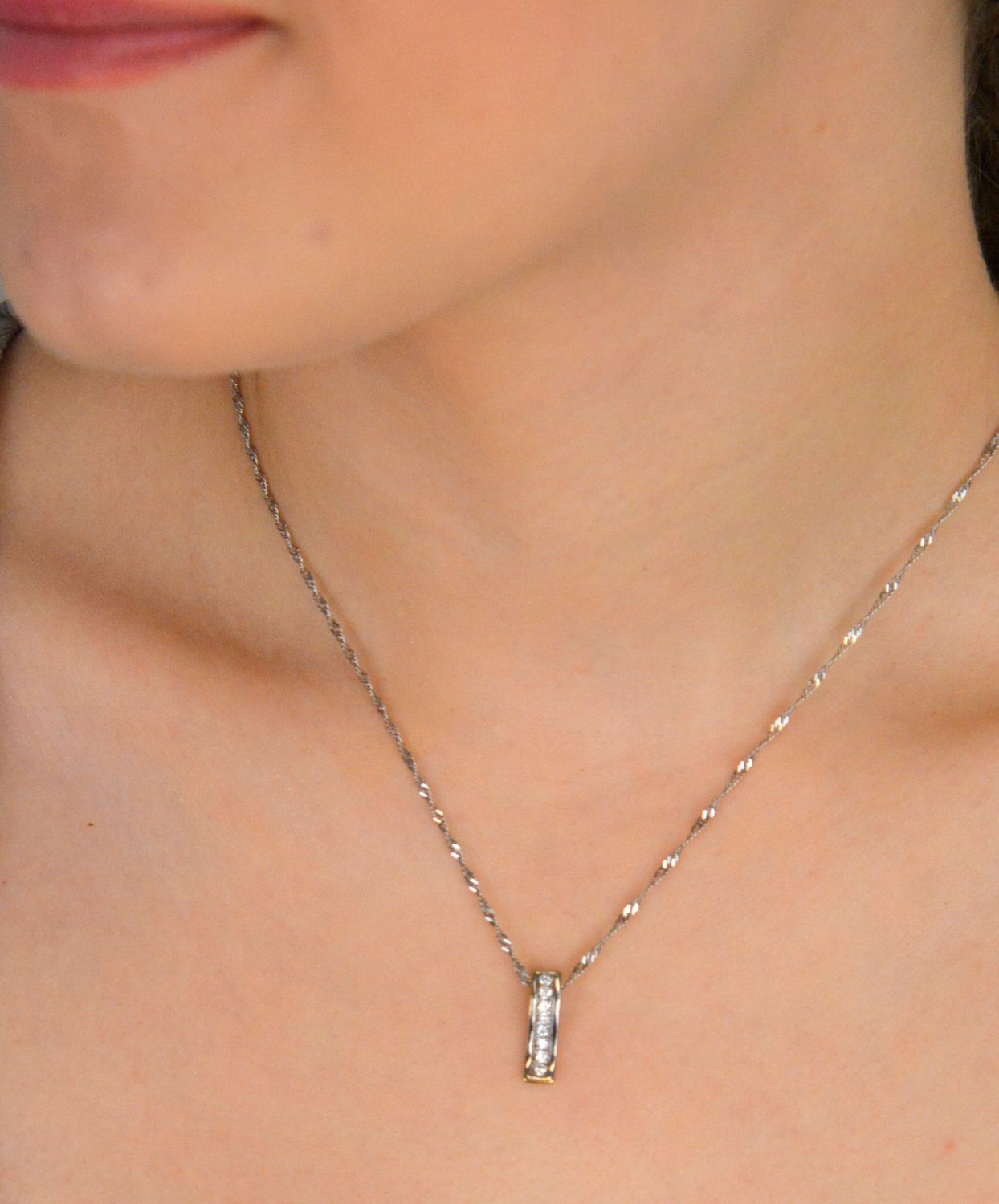 Zawieszka złota patyczek z cyrkoniami i białym złotem próba 333, DIA-ZAW-1522-333 Elegancka złota zawieszka w formie patyczka, ozdobiona cyrkoniami i białym złotem.1.jpg