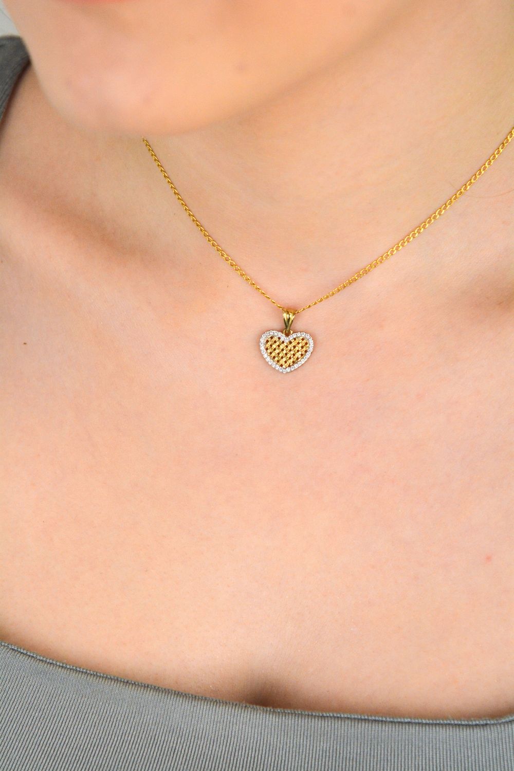 Zawieszka złota serce z cyrkoniami próba 333, DIA-ZAW-1526-333 Elegancka zawieszka w kształcie serca, ozdobiona cyrkoniami oraz subtelną złotą krateczką w środku. 1.jpg