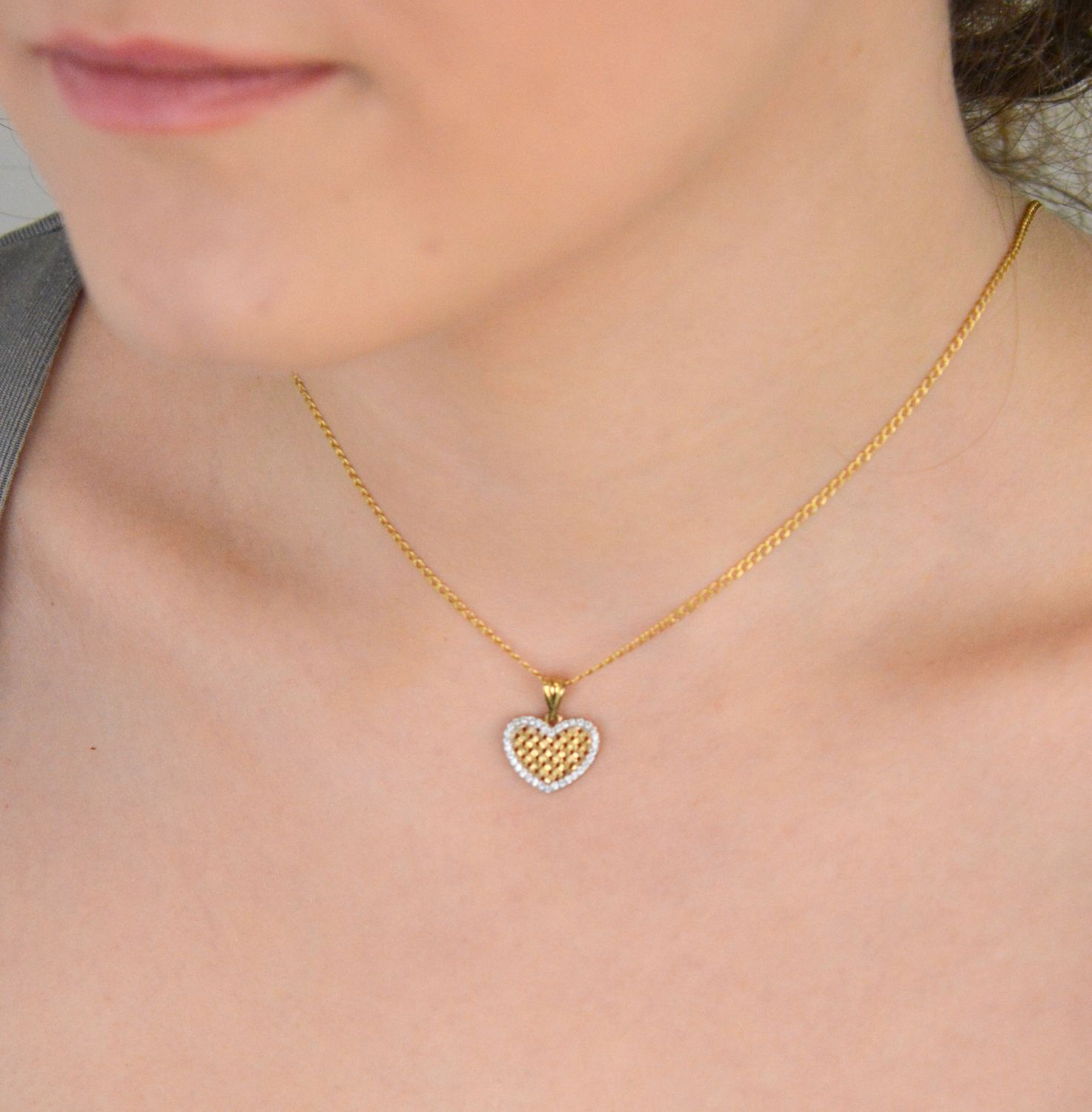 Zawieszka złota serce z cyrkoniami próba 333, DIA-ZAW-1526-333 Elegancka zawieszka w kształcie serca, ozdobiona cyrkoniami oraz subtelną złotą krateczką w środku. 1.jpg