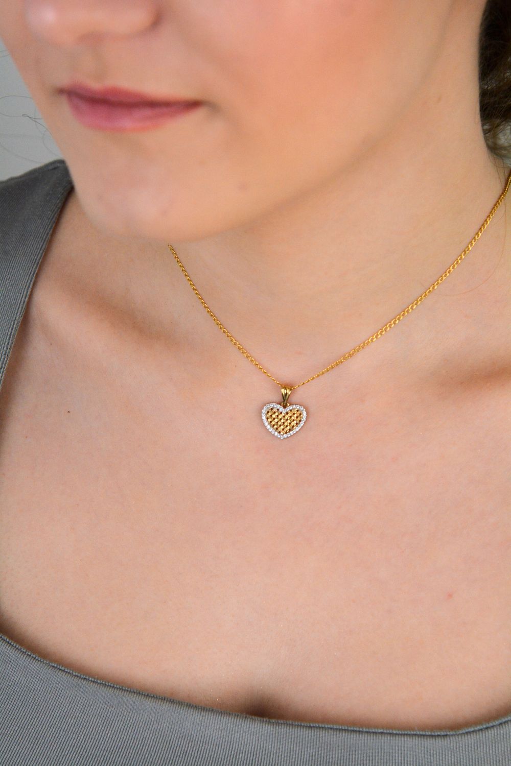 Zawieszka złota serce z cyrkoniami próba 333, DIA-ZAW-1526-333 Elegancka zawieszka w kształcie serca, ozdobiona cyrkoniami oraz subtelną złotą krateczką w środku. 1.jpg