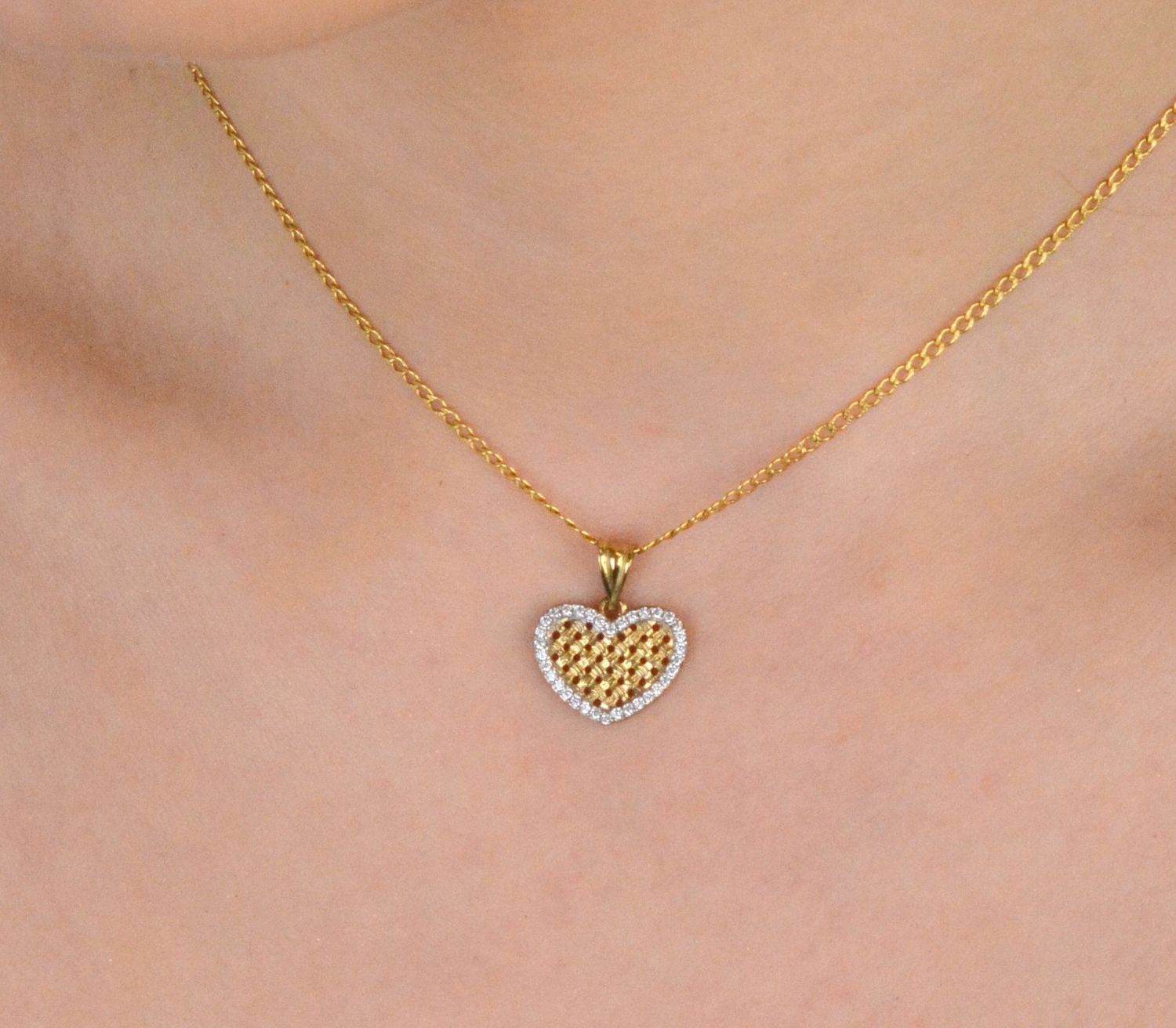 Zawieszka złota serce z cyrkoniami próba 333, DIA-ZAW-1526-333 Elegancka zawieszka w kształcie serca, ozdobiona cyrkoniami oraz subtelną złotą krateczką w środku. 1.jpg