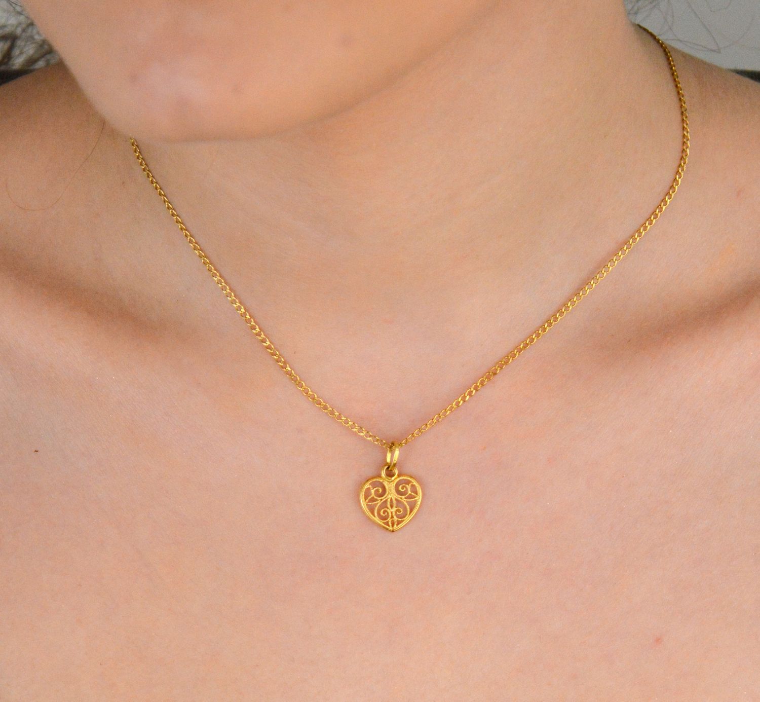 Złota zawieszka ażurowe serce próba 333, DIA-ZAW-1528-333. Złota zawieszka w kształcie ażurowego serca to elegancki i subtelny dodatek, który zachwyca swoim misternym wykonaniem. Idealna na 1.jpg