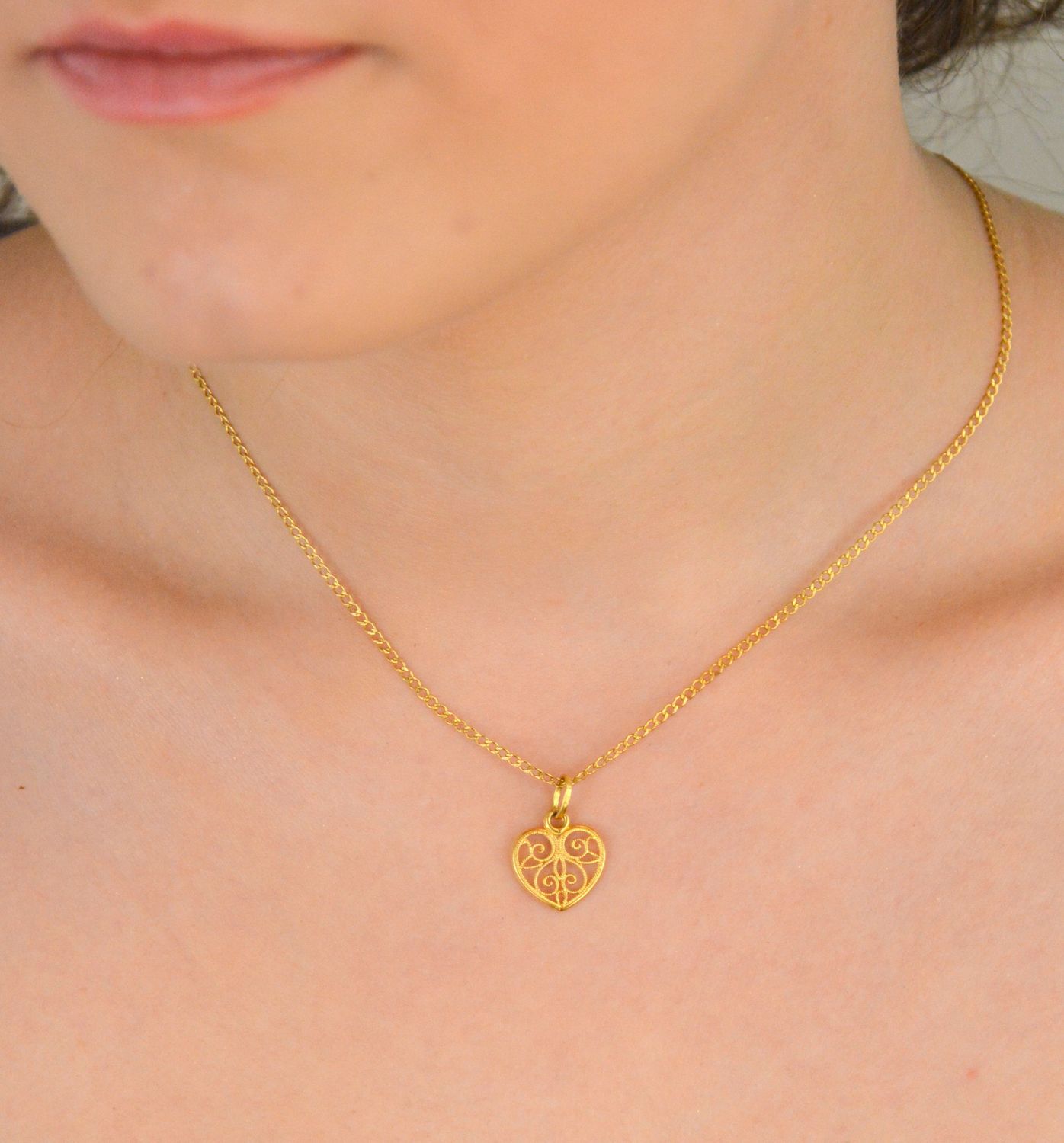 Złota zawieszka ażurowe serce próba 333, DIA-ZAW-1528-333. Złota zawieszka w kształcie ażurowego serca to elegancki i subtelny dodatek, który zachwyca swoim misternym wykonaniem. Idealna na 1.jpg