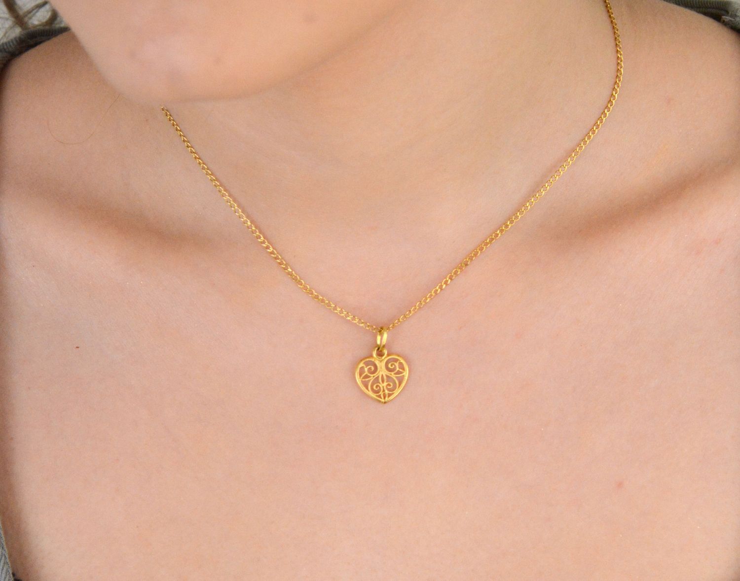 Złota zawieszka ażurowe serce próba 333, DIA-ZAW-1528-333. Złota zawieszka w kształcie ażurowego serca to elegancki i subtelny dodatek, który zachwyca swoim misternym wykonaniem. Idealna na 1.jpg