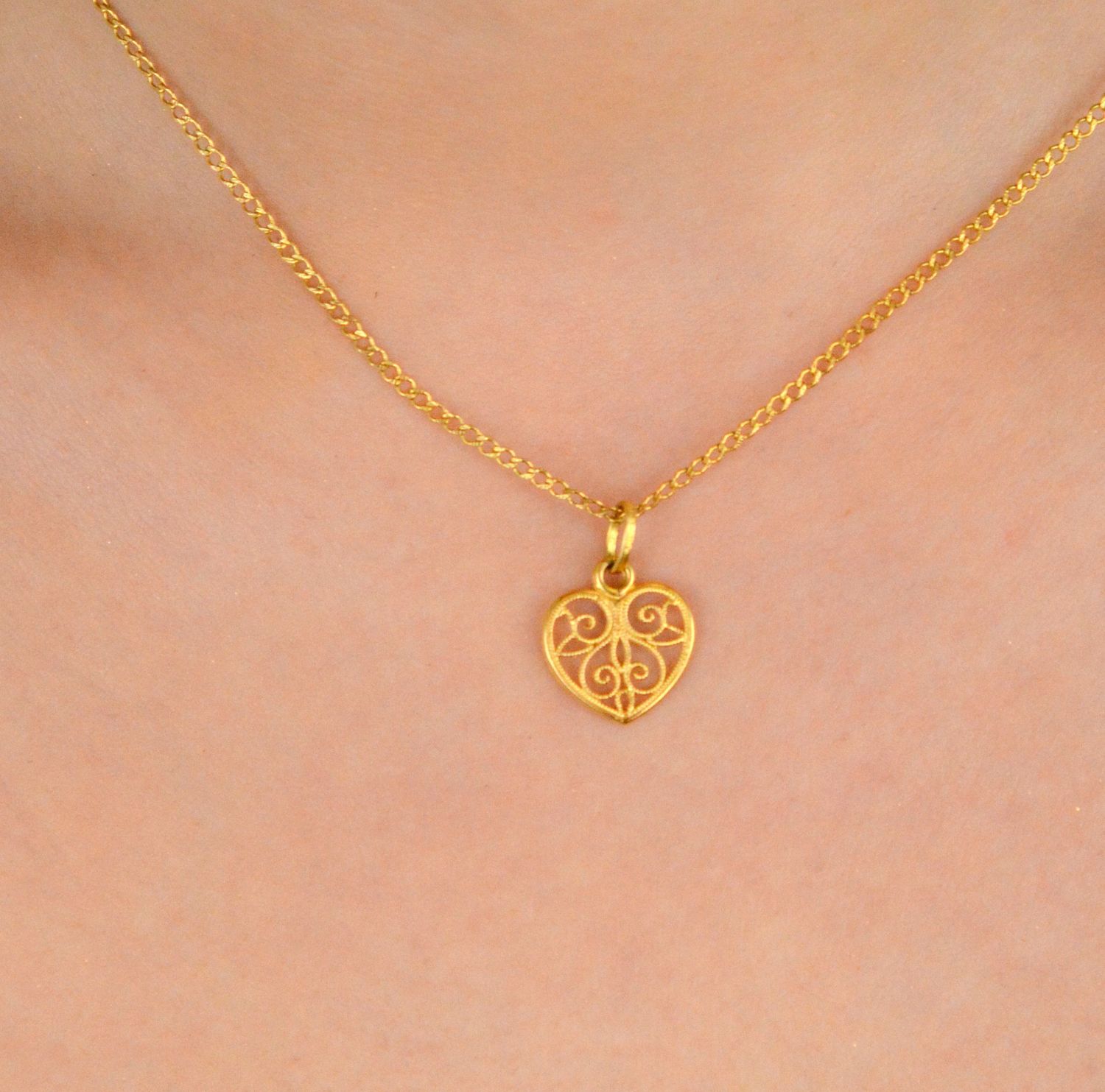 Złota zawieszka ażurowe serce próba 333, DIA-ZAW-1528-333. Złota zawieszka w kształcie ażurowego serca to elegancki i subtelny dodatek, który zachwyca swoim misternym wykonaniem. Idealna na 1.jpg