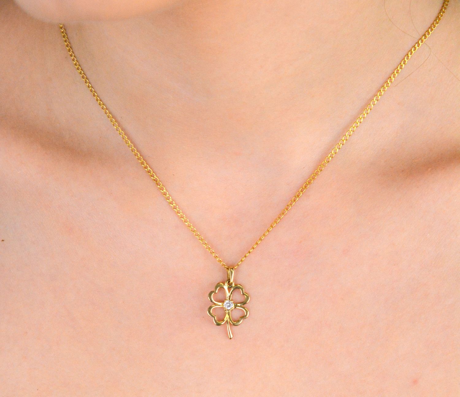 Złota zawieszka koniczynka z cyrkonią próba 333, DIA-ZAW-1530-333. ☘️ Ta wyjątkowa złota zawieszka w kształcie koniczynki to symbol pomyślności i radości. 1.jpg