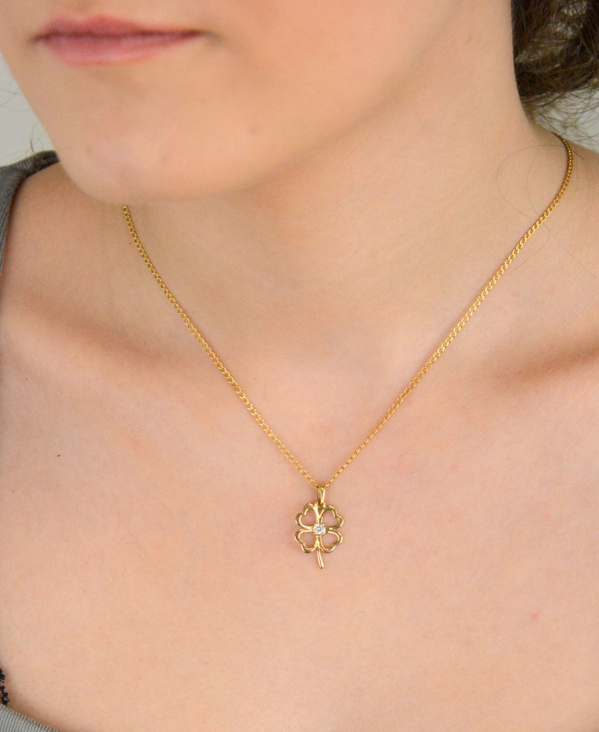 Złota zawieszka koniczynka z cyrkonią próba 333, DIA-ZAW-1530-333. ☘️ Ta wyjątkowa złota zawieszka w kształcie koniczynki to symbol pomyślności i radości. 1.jpg