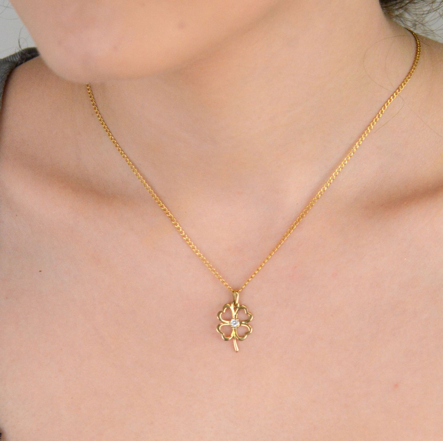 Złota zawieszka koniczynka z cyrkonią próba 333, DIA-ZAW-1530-333. ☘️ Ta wyjątkowa złota zawieszka w kształcie koniczynki to symbol pomyślności i radości. 1.jpg