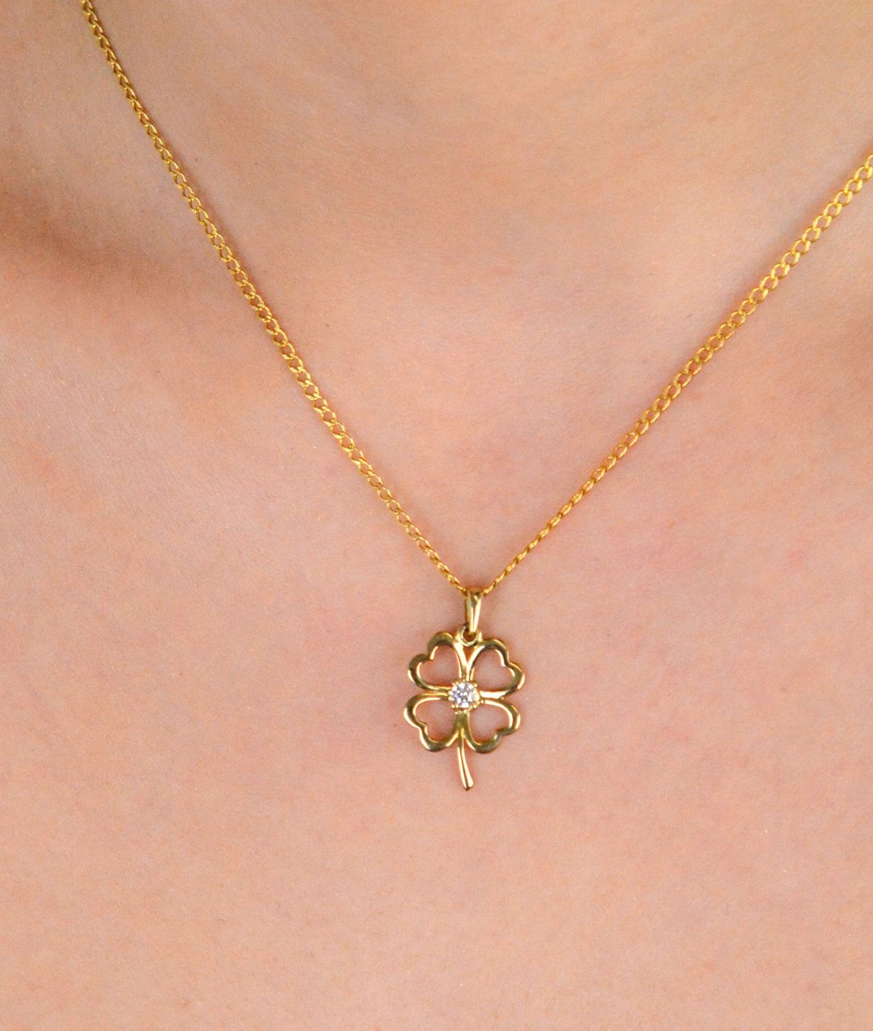 Złota zawieszka koniczynka z cyrkonią próba 333, DIA-ZAW-1530-333. ☘️ Ta wyjątkowa złota zawieszka w kształcie koniczynki to symbol pomyślności i radości. 1.jpg