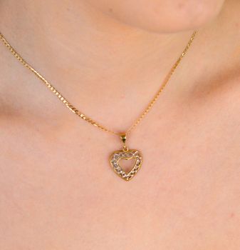 Zawieszka złote serce ażurowe z białym złotem próba 333, DIA-ZAW-1531-333 Elegancka złota zawieszka w kształcie ażurowego serca, ozdobiona białym złotem i pustą przestrzenią w środku, co nadaje jej subtelny, ale wyjątko (4).JPG