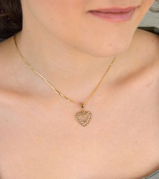 Zawieszka złote serce ażurowe z białym złotem próba 333, DIA-ZAW-1531-333 Elegancka złota zawieszka w kształcie ażurowego serca, ozdobiona białym złotem i pustą przestrzenią w środku, co nadaje jej subtelny, ale wyjątkowy (1).JPG