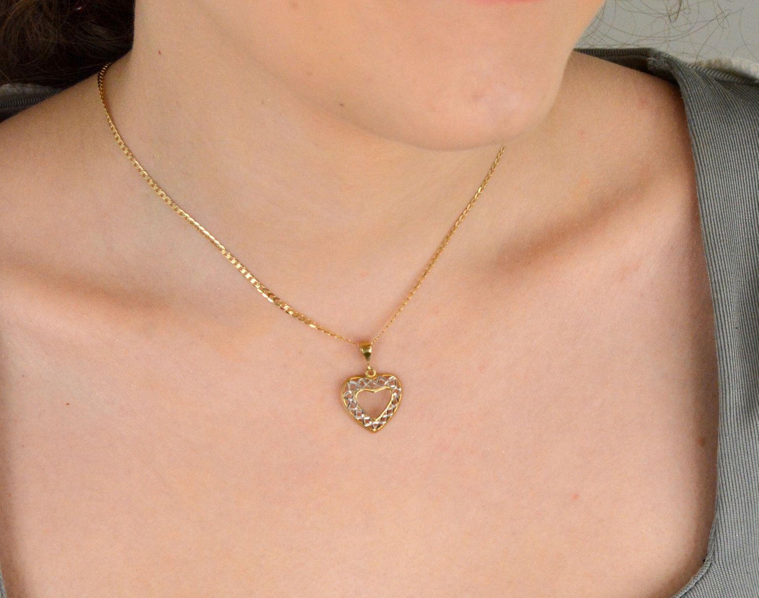 Zawieszka złote serce ażurowe z białym złotem próba 333, DIA-ZAW-1531-333 Elegancka złota zawieszka w kształcie ażurowego serca, ozdobiona białym złotem i pustą przestrzenią 1.jpg