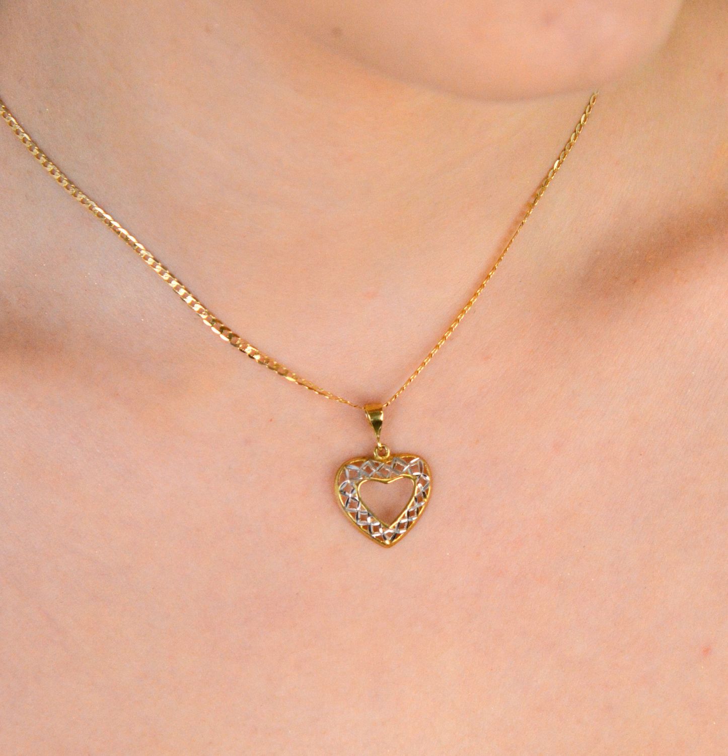 Zawieszka złote serce ażurowe z białym złotem próba 333, DIA-ZAW-1531-333 Elegancka złota zawieszka w kształcie ażurowego serca, ozdobiona białym złotem i pustą przestrzenią 1.jpg