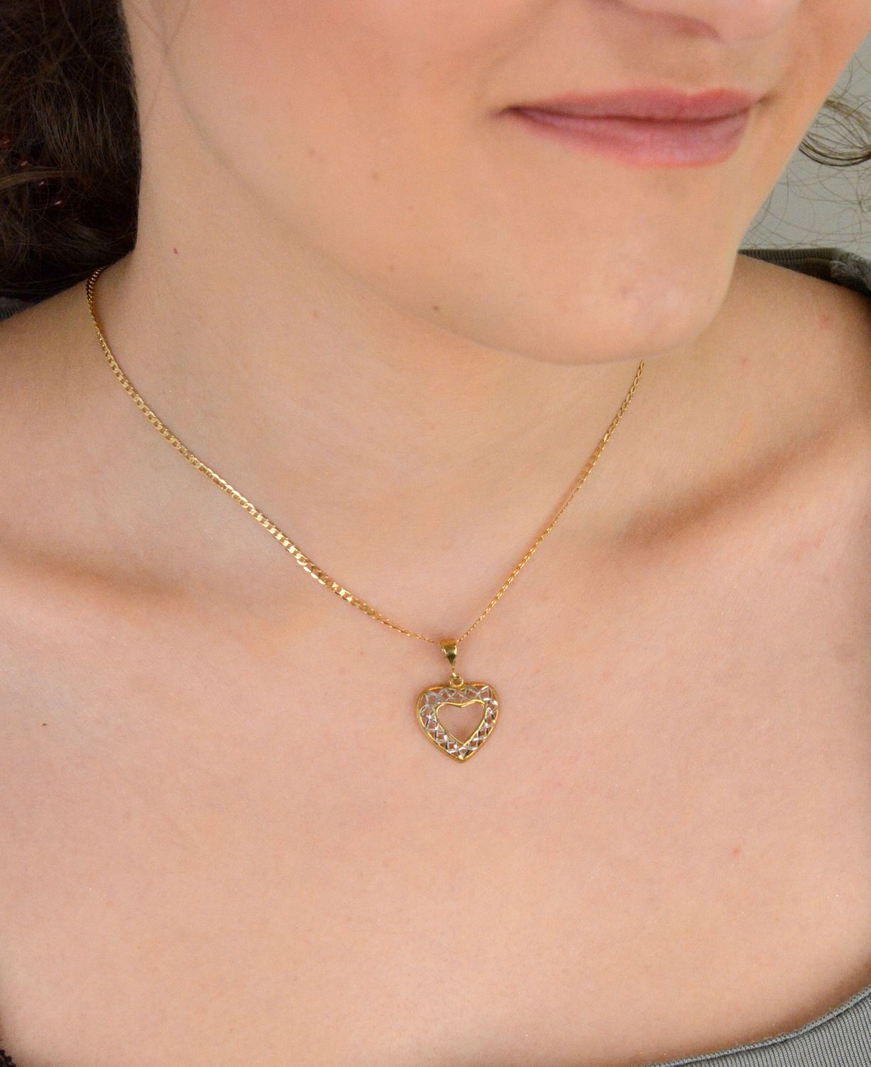 Zawieszka złote serce ażurowe z białym złotem próba 333, DIA-ZAW-1531-333 Elegancka złota zawieszka w kształcie ażurowego serca, ozdobiona białym złotem i pustą przestrzenią 1.jpg