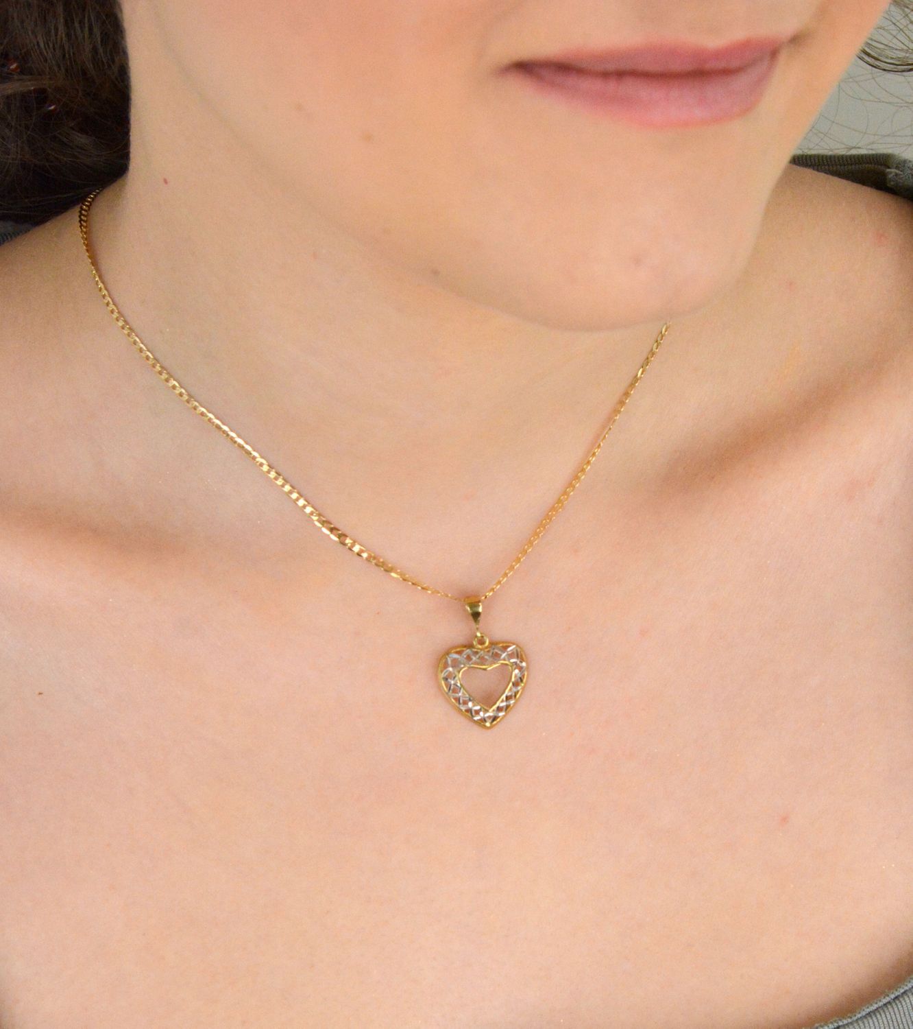 Zawieszka złote serce ażurowe z białym złotem próba 333, DIA-ZAW-1531-333 Elegancka złota zawieszka w kształcie ażurowego serca, ozdobiona białym złotem i pustą przestrzenią 1.jpg