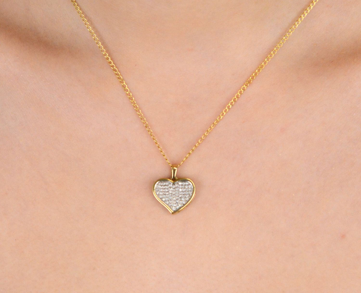 Zawieszka złota serce z cyrkoniami białymi próba 333, DIA-ZAW-1533-333 Elegancka zawieszka w kształcie sercaOzdobiona pięknymi białymi cyrkoniami1.jpg