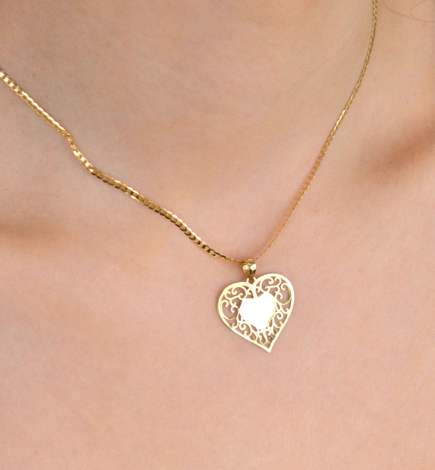 Zawieszka złota serce ażurowe próba 333, DIA-ZAW-1535-333 Elegancka złota zawieszka w kształcie ażurowego serca, wykonana z wysokiej jakości złota próby 333 1.jpg