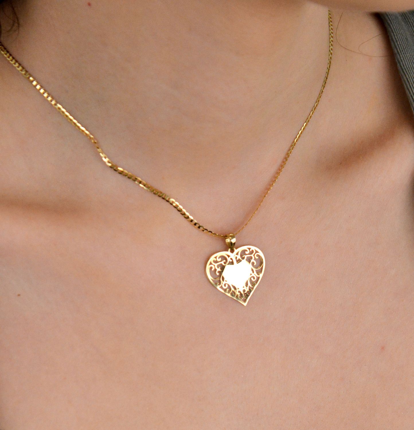 Zawieszka złota serce ażurowe próba 333, DIA-ZAW-1535-333 Elegancka złota zawieszka w kształcie ażurowego serca, wykonana z wysokiej jakości złota próby 333 1.jpg