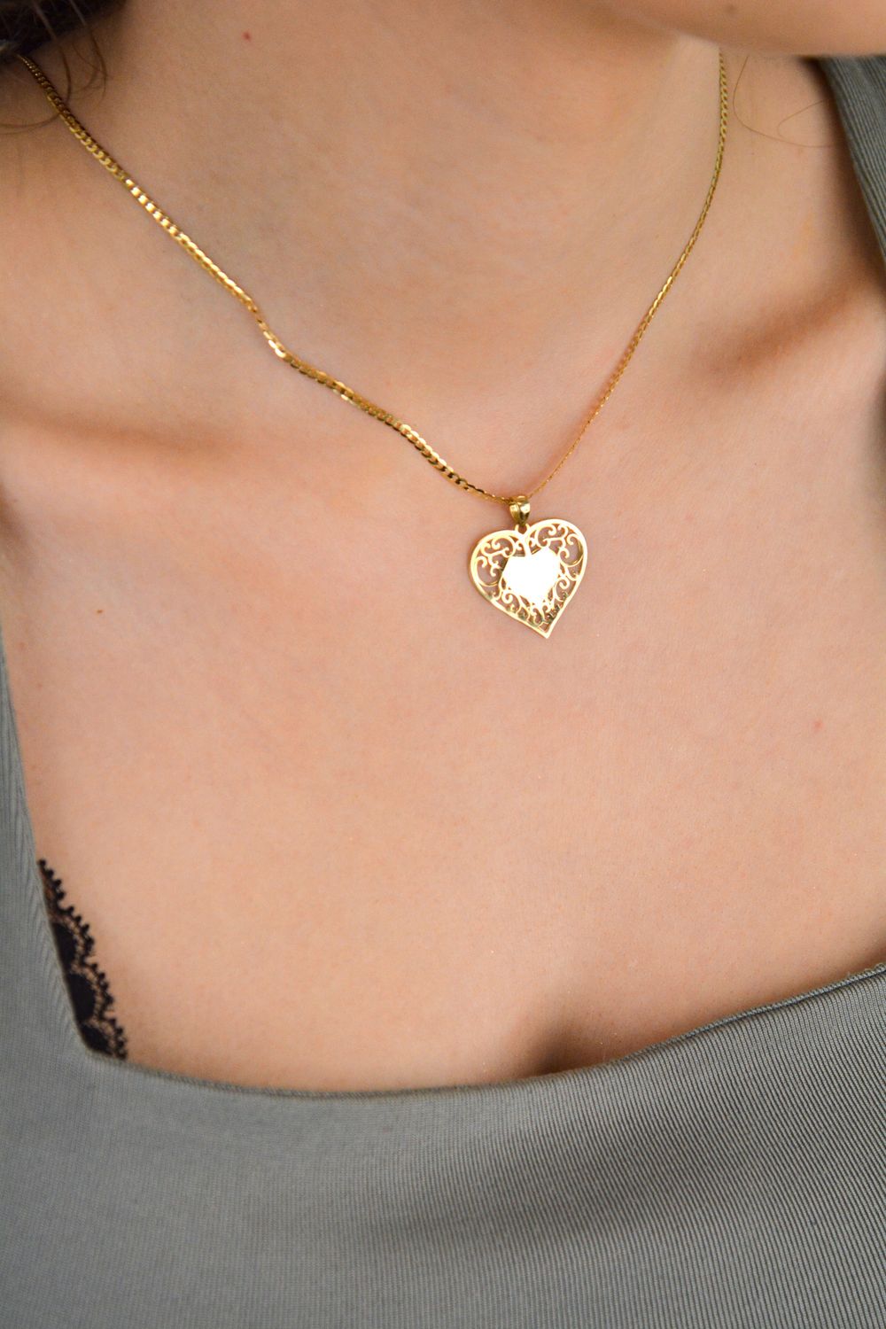 Zawieszka złota serce ażurowe próba 333, DIA-ZAW-1535-333 Elegancka złota zawieszka w kształcie ażurowego serca, wykonana z wysokiej jakości złota próby 333 1.jpg