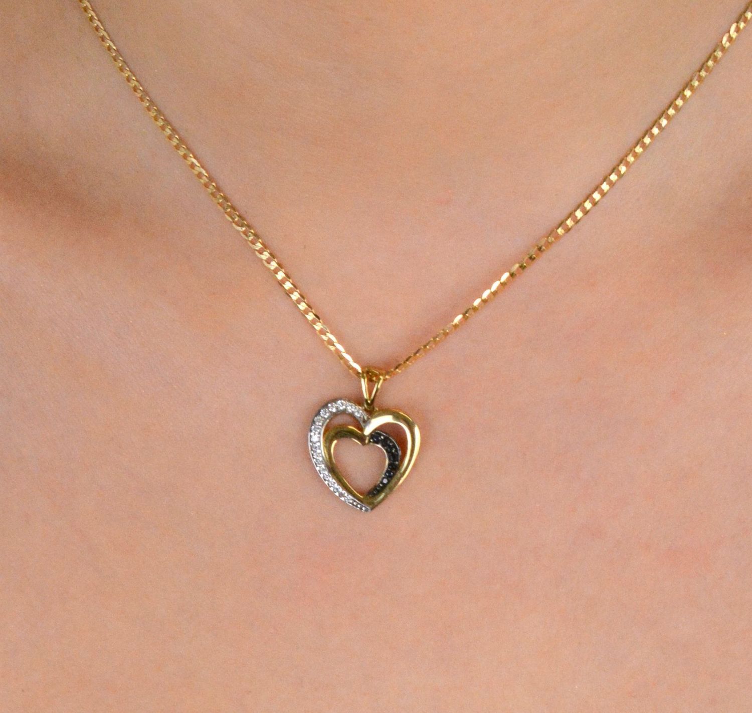 Złota zawieszka dwa serca ozdobione cyrkonią próba 333, DIA-ZAW-1537-333. Złota zawieszka dwa serca z białą i czarną cyrkonią – próba 333 💛 Złota zawieszka w kształcie dwóch splecionych serc 1.jpg