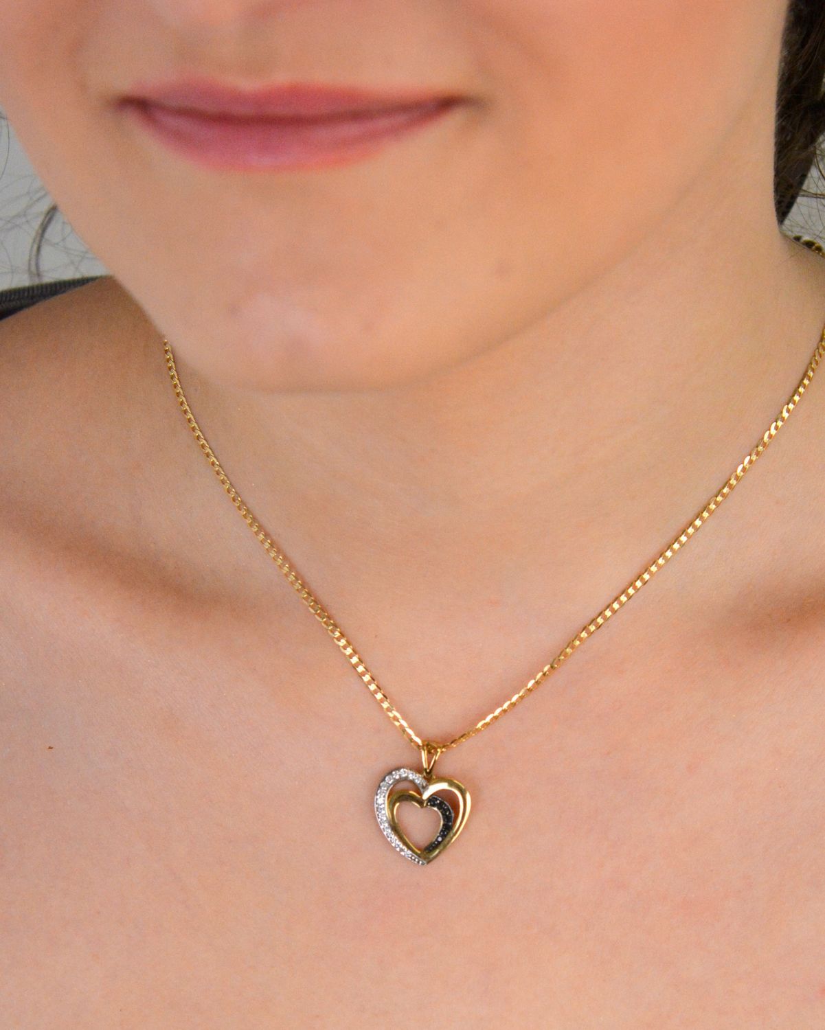 Złota zawieszka dwa serca ozdobione cyrkonią próba 333, DIA-ZAW-1537-333. Złota zawieszka dwa serca z białą i czarną cyrkonią – próba 333 💛 Złota zawieszka w kształcie dwóch splecionych serc 1.jpg