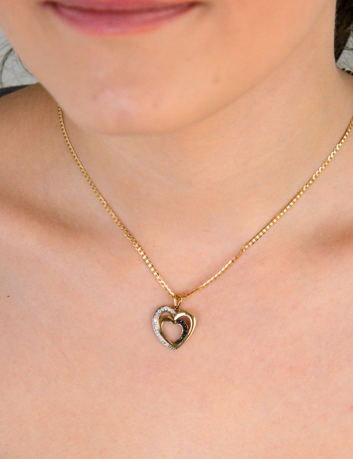 Złota zawieszka dwa serca ozdobione cyrkonią próba 333, DIA-ZAW-1537-333. Złota zawieszka dwa serca z białą i czarną cyrkonią – próba 333 💛 Złota zawieszka w kształcie dwóch splecionych serc 1.jpg