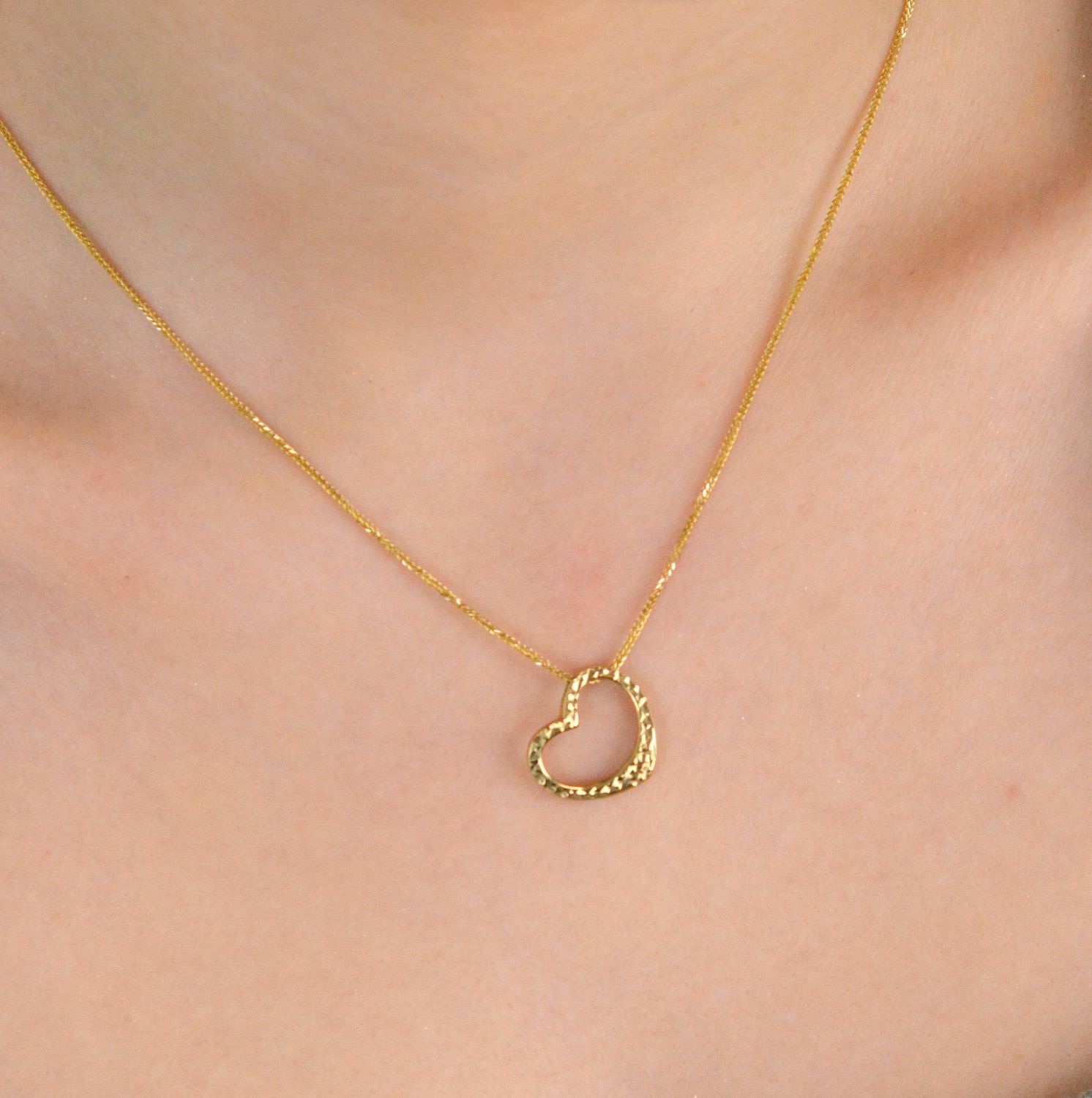 Zawieszka złota serduszko grawerowane próba 333, DIA-ZAW-1538-333. Subtelna złota zawieszka w kształcie serduszka, wykonana z wysokiej jakości złota próby 333.1.jpg