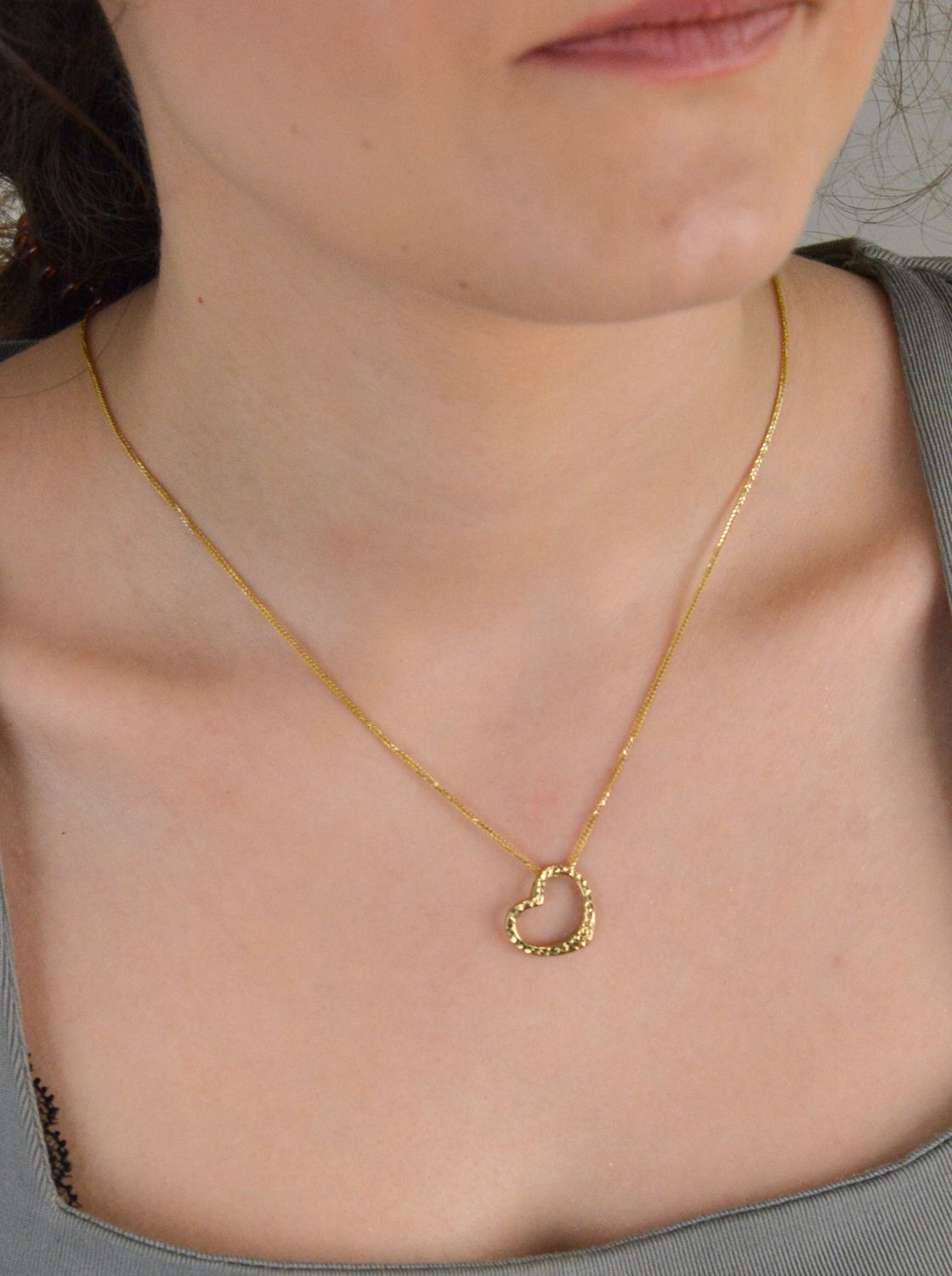 Zawieszka złota serduszko grawerowane próba 333, DIA-ZAW-1538-333. Subtelna złota zawieszka w kształcie serduszka, wykonana z wysokiej jakości złota próby 333.1.jpg