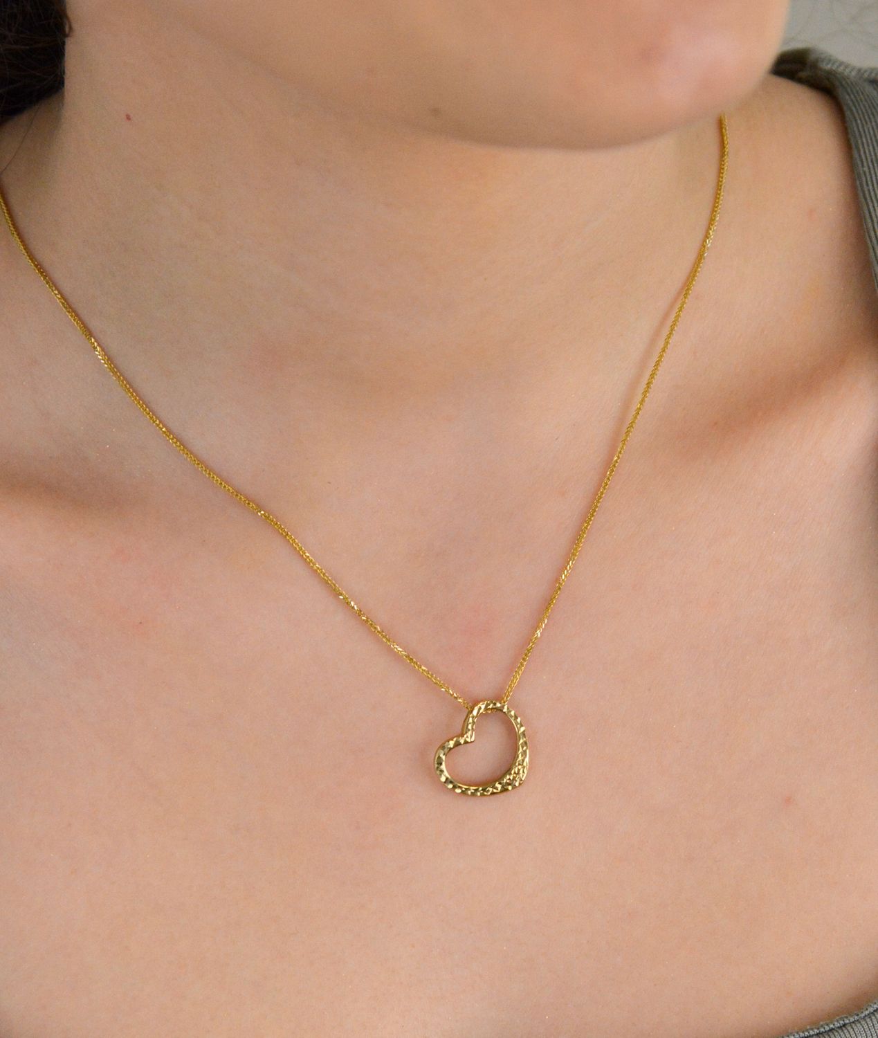 Zawieszka złota serduszko grawerowane próba 333, DIA-ZAW-1538-333. Subtelna złota zawieszka w kształcie serduszka, wykonana z wysokiej jakości złota próby 333.1.jpg