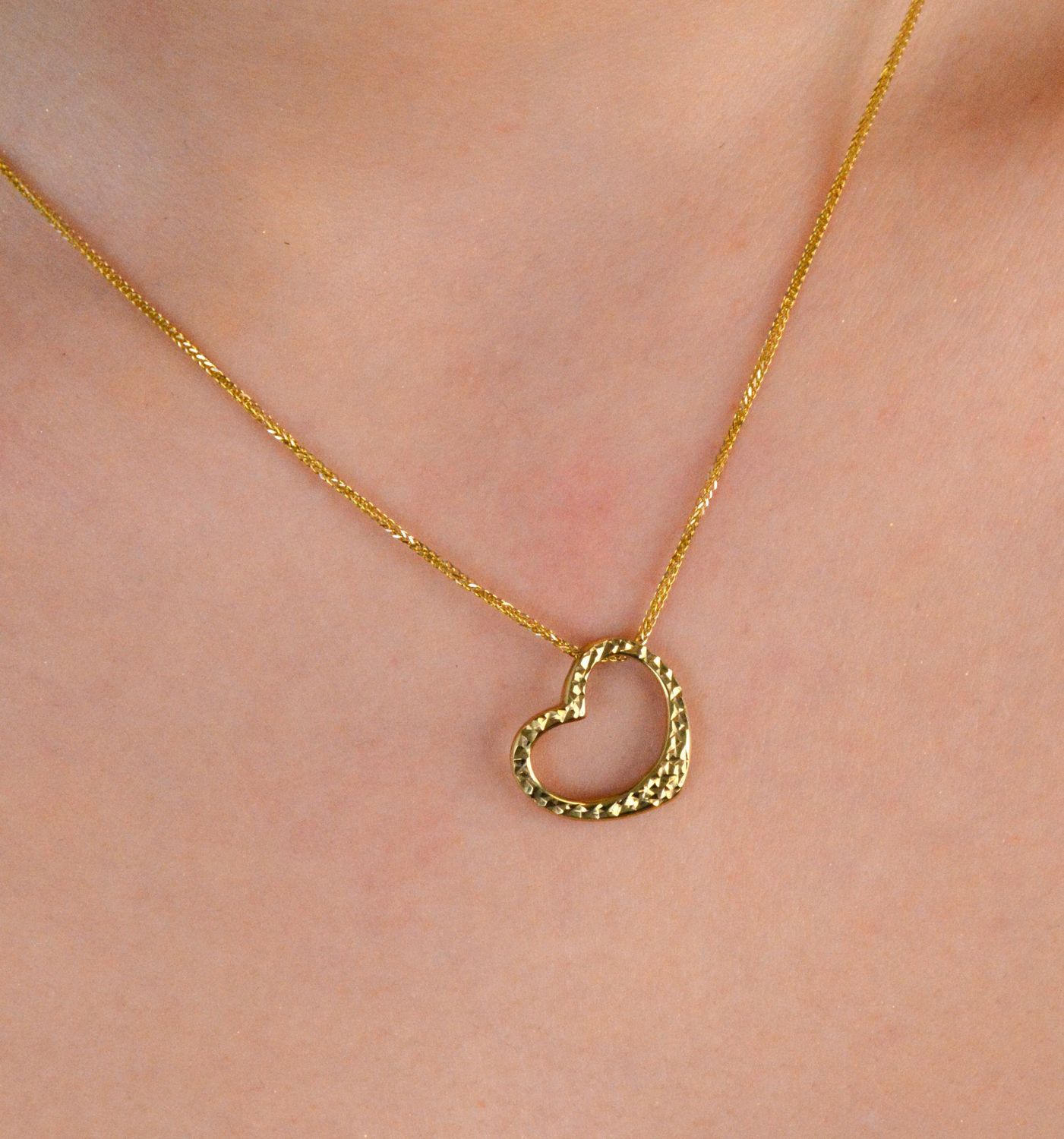 Zawieszka złota serduszko grawerowane próba 333, DIA-ZAW-1538-333. Subtelna złota zawieszka w kształcie serduszka, wykonana z wysokiej jakości złota próby 333.1.jpg