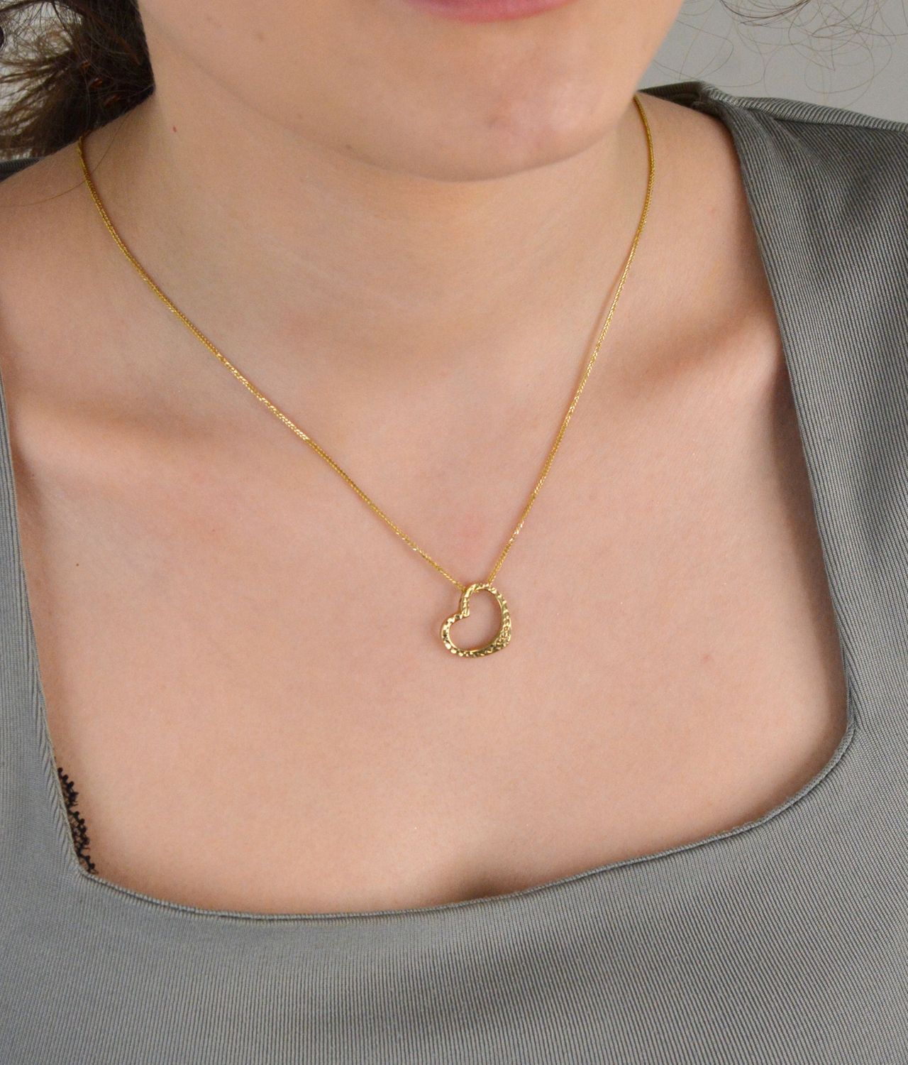 Zawieszka złota serduszko grawerowane próba 333, DIA-ZAW-1538-333. Subtelna złota zawieszka w kształcie serduszka, wykonana z wysokiej jakości złota próby 333.1.jpg