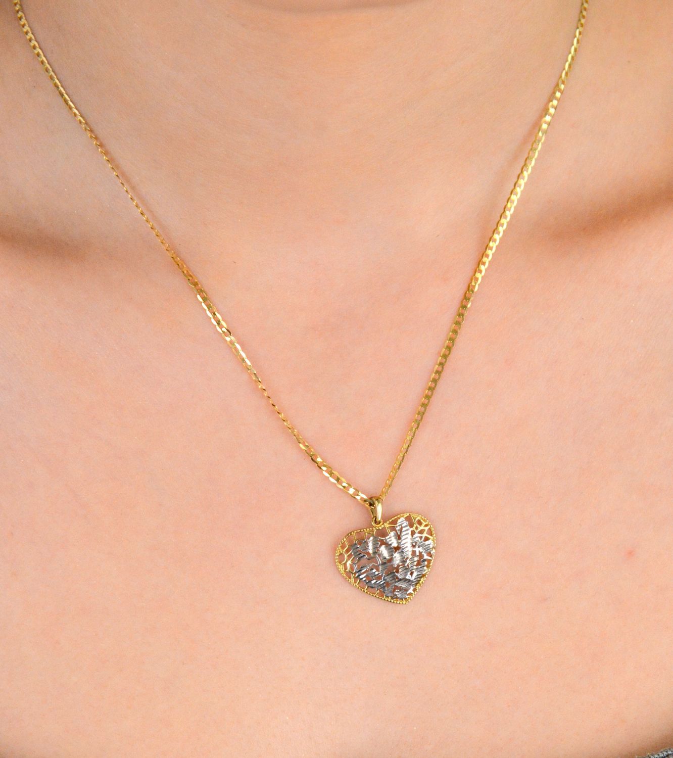 Złota zawieszka ażurowe serce z białym złotem próba 333, DIA-ZAW-1540-333. Ta delikatna i elegancka zawieszka to doskonały wybór dla osób ceniących subtelną, romantyczną biżuterię1.jpg