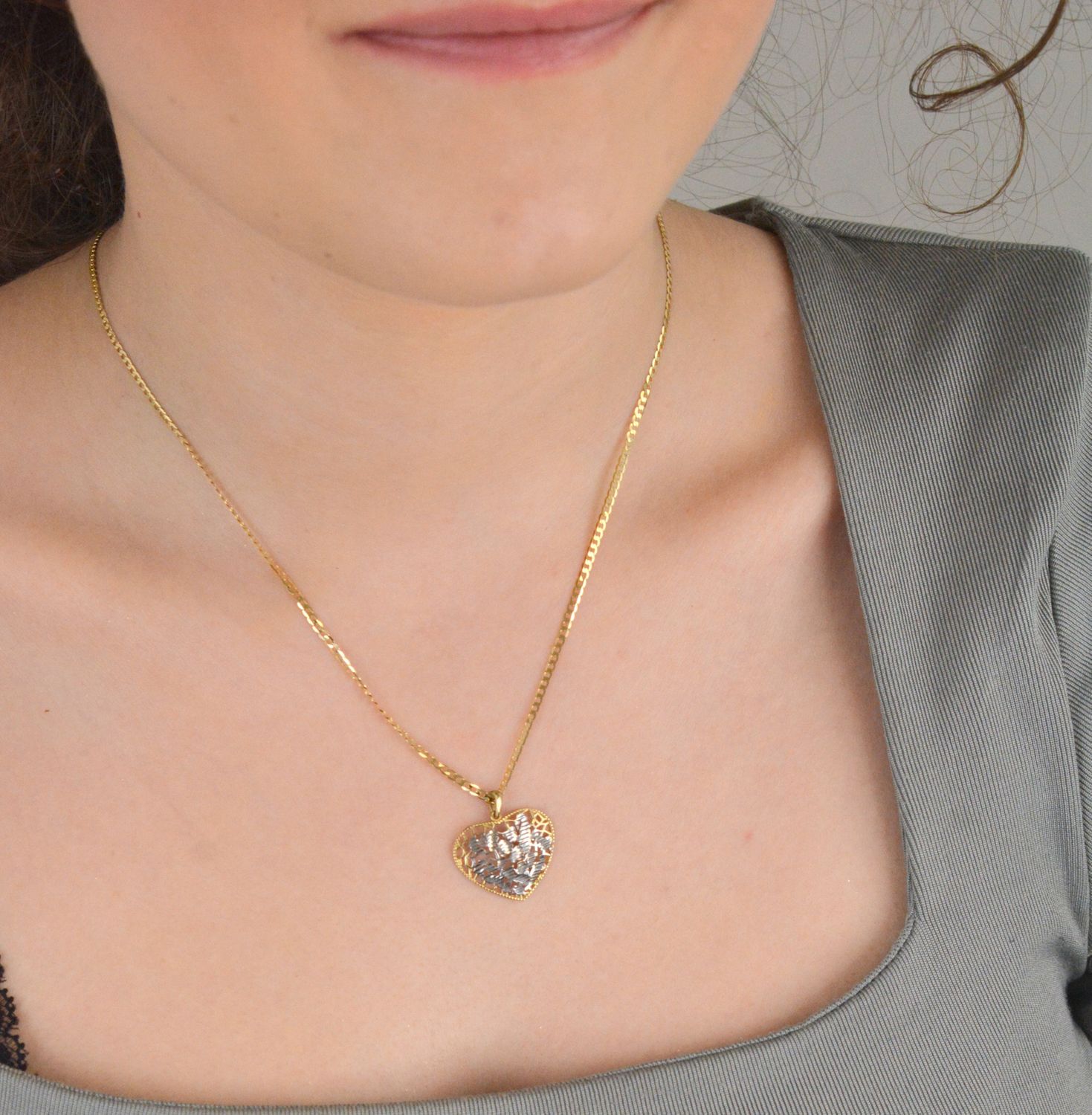 Złota zawieszka ażurowe serce z białym złotem próba 333, DIA-ZAW-1540-333. Ta delikatna i elegancka zawieszka to doskonały wybór dla osób ceniących subtelną, romantyczną biżuterię1.jpg