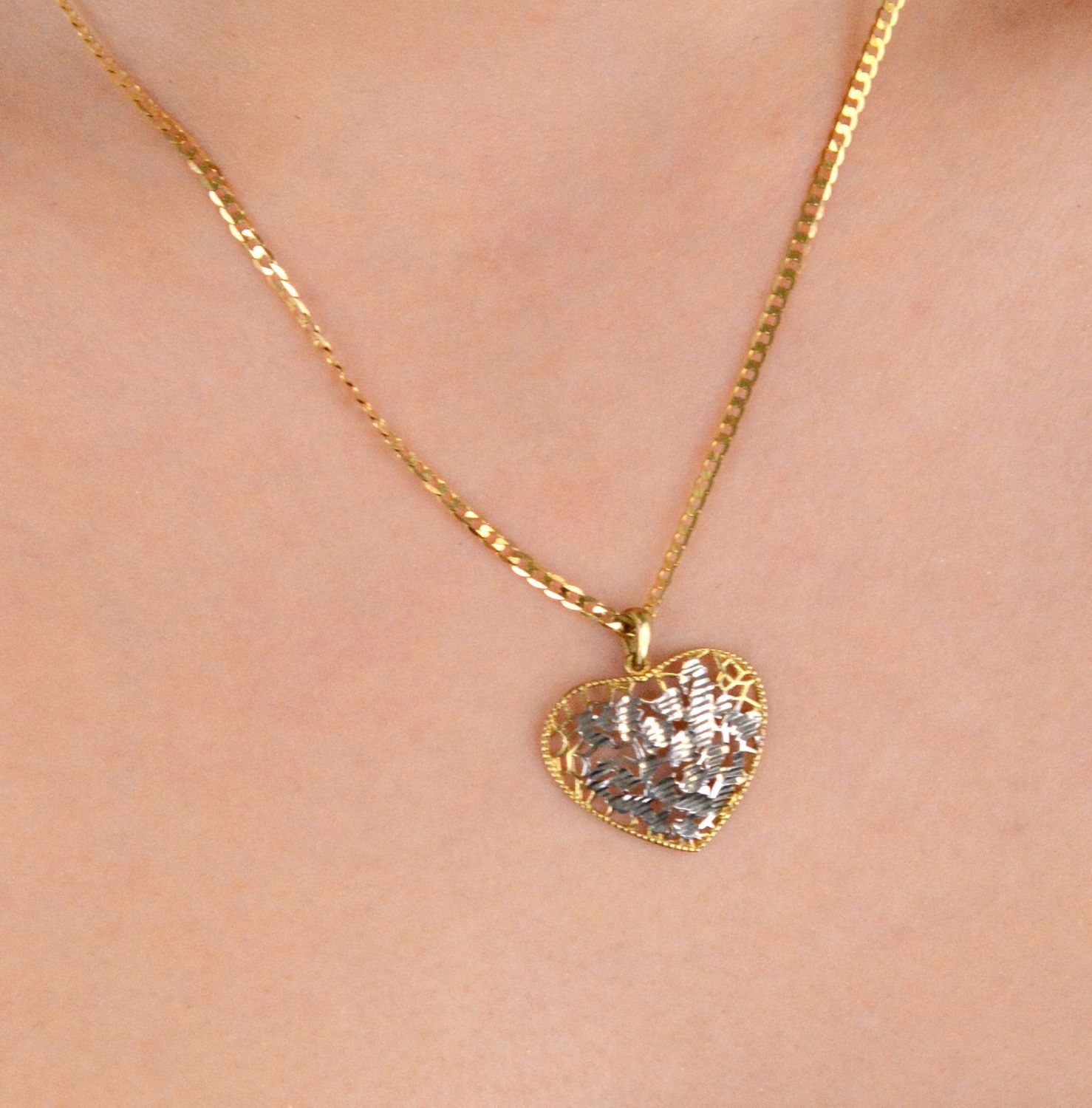 Złota zawieszka ażurowe serce z białym złotem próba 333, DIA-ZAW-1540-333. Ta delikatna i elegancka zawieszka to doskonały wybór dla osób ceniących subtelną, romantyczną biżuterię1.jpg