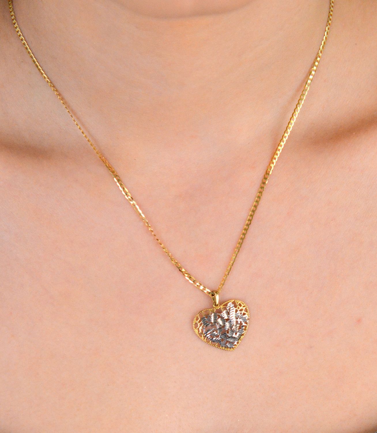 Złota zawieszka ażurowe serce z białym złotem próba 333, DIA-ZAW-1540-333. Ta delikatna i elegancka zawieszka to doskonały wybór dla osób ceniących subtelną, romantyczną biżuterię1.jpg