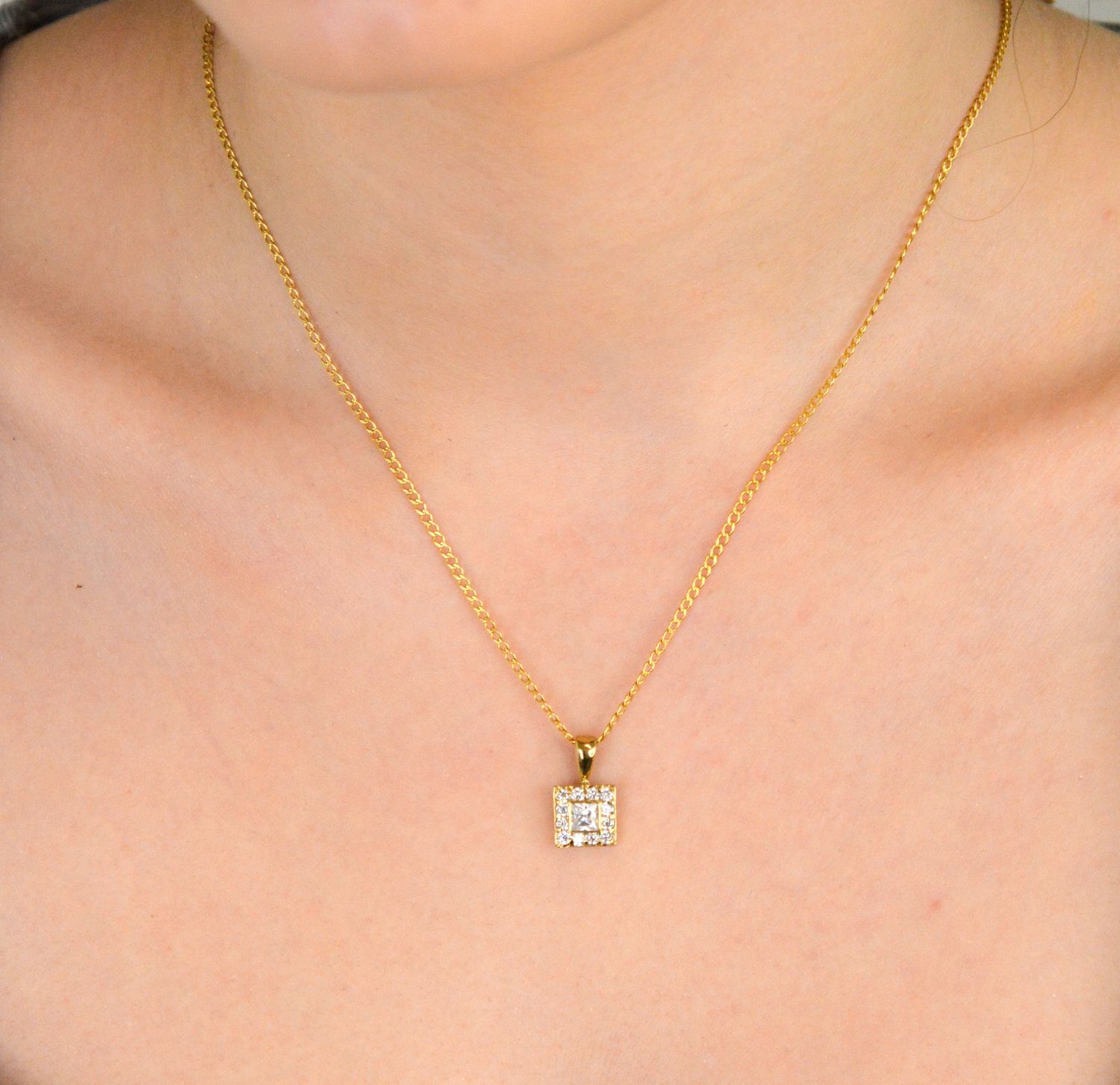 Złota zawieszka Kwadracik ozdobiony cyrkonią próba 333, DIA-ZAW-1546-333. Złota zawieszka – Kwadracik ozdobiony cyrkonią, próba 333 ✨ Daj się oczarować jej prostotą i elegancją. 1.jpg