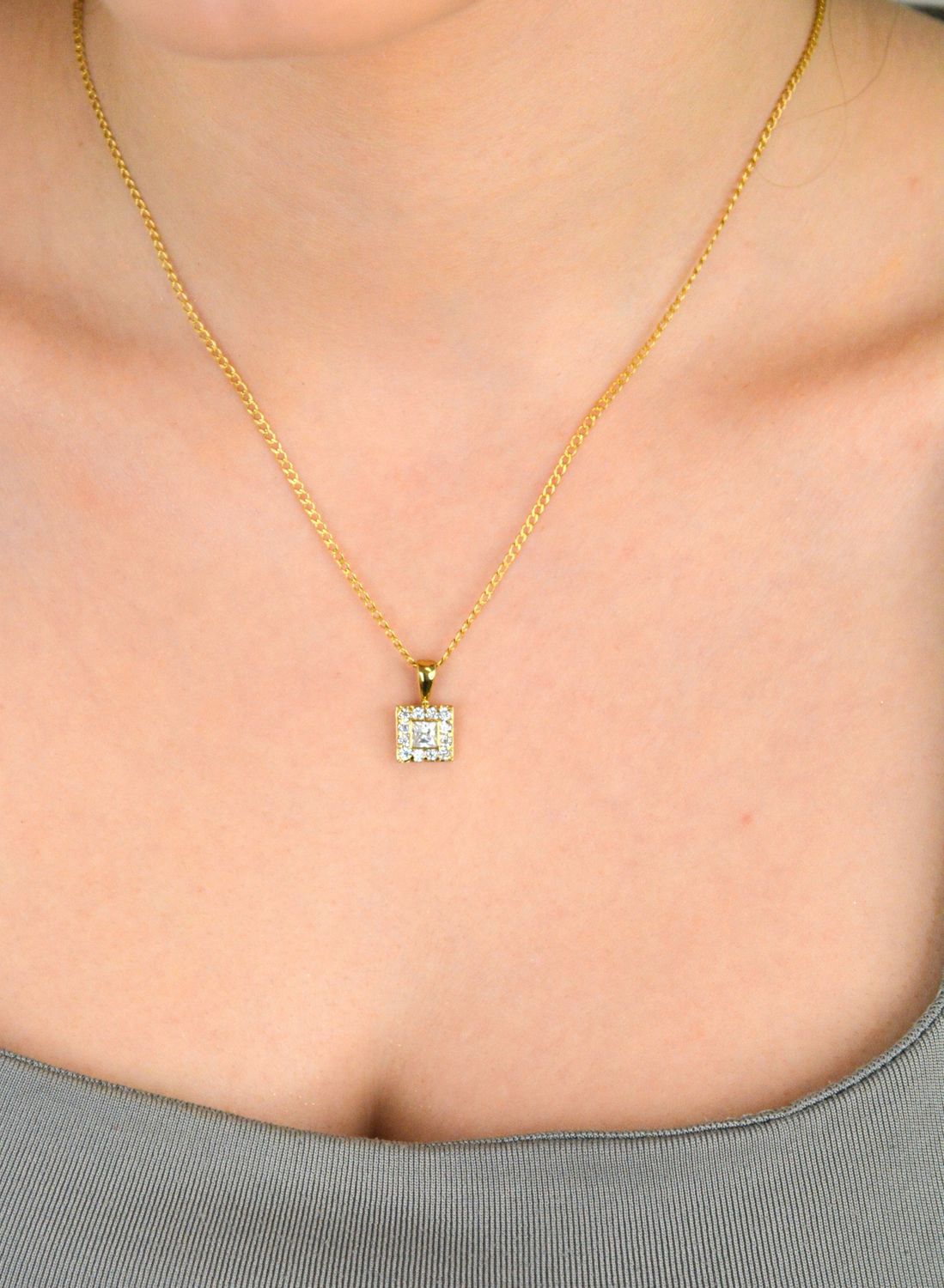 Złota zawieszka Kwadracik ozdobiony cyrkonią próba 333, DIA-ZAW-1546-333. Złota zawieszka – Kwadracik ozdobiony cyrkonią, próba 333 ✨ Daj się oczarować jej prostotą i elegancją. 1.jpg