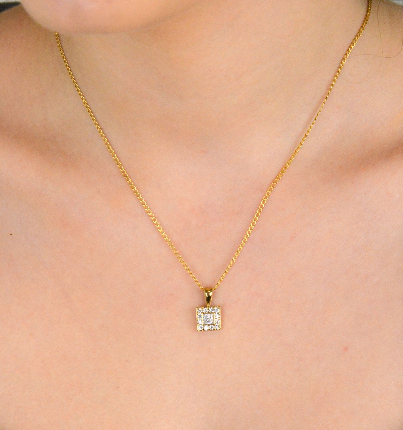 Złota zawieszka Kwadracik ozdobiony cyrkonią próba 333, DIA-ZAW-1546-333. Złota zawieszka – Kwadracik ozdobiony cyrkonią, próba 333 ✨ Daj się oczarować jej prostotą i elegancją. 1.jpg