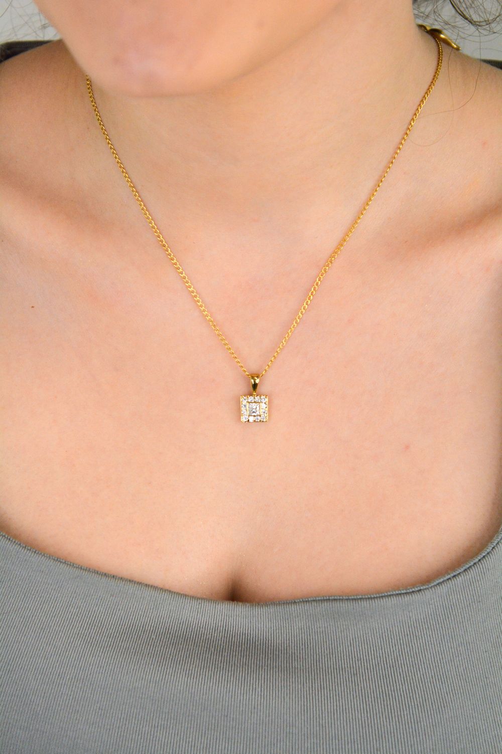 Złota zawieszka Kwadracik ozdobiony cyrkonią próba 333, DIA-ZAW-1546-333. Złota zawieszka – Kwadracik ozdobiony cyrkonią, próba 333 ✨ Daj się oczarować jej prostotą i elegancją. 1.jpg