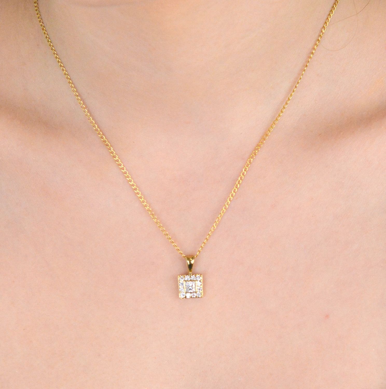 Złota zawieszka Kwadracik ozdobiony cyrkonią próba 333, DIA-ZAW-1546-333. Złota zawieszka – Kwadracik ozdobiony cyrkonią, próba 333 ✨ Daj się oczarować jej prostotą i elegancją. 1.jpg