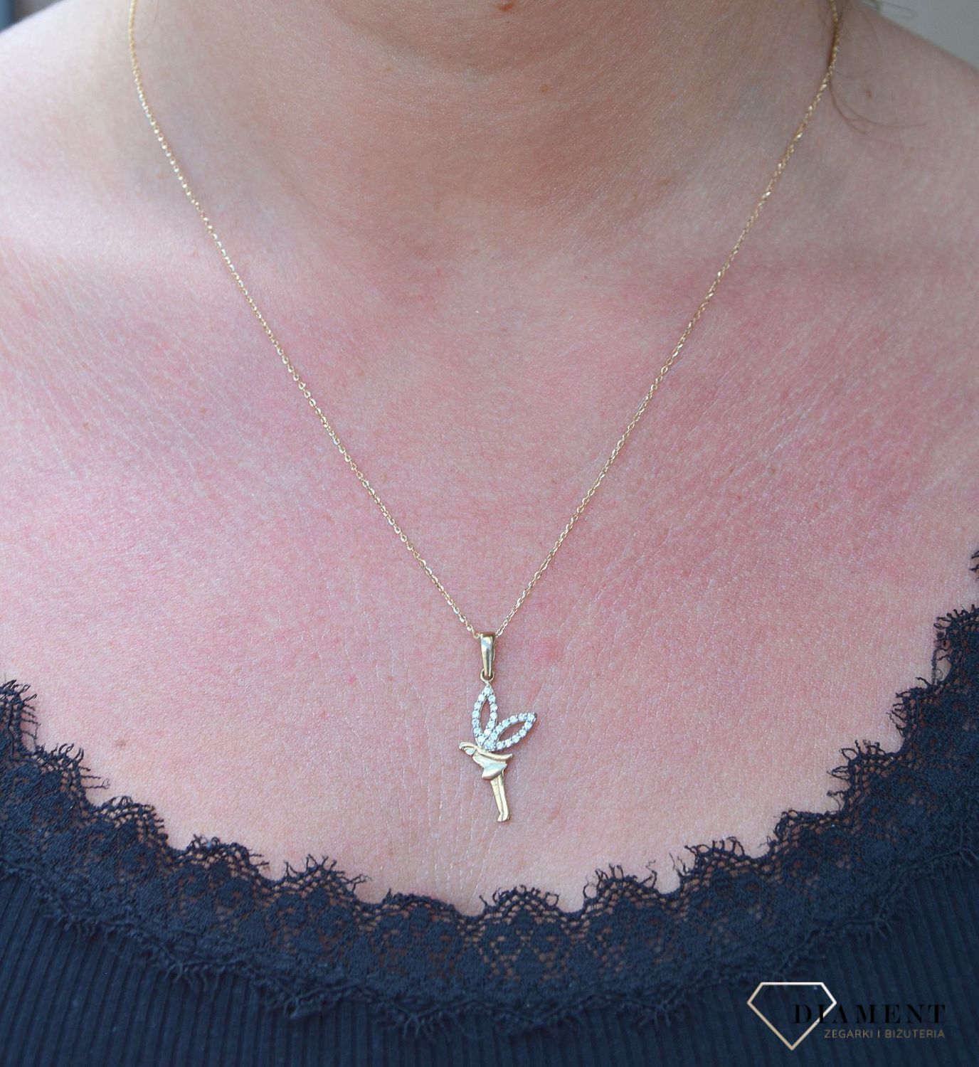 Urocza zawieszka wykonana ze złota próby 333 w kształcie elfa to propozycja oryginalnej, nieco zabawnej, kobiecej biżuterii. Delikatny wisiorek, który dodaje uroku i dziewczęcego looku..jpg