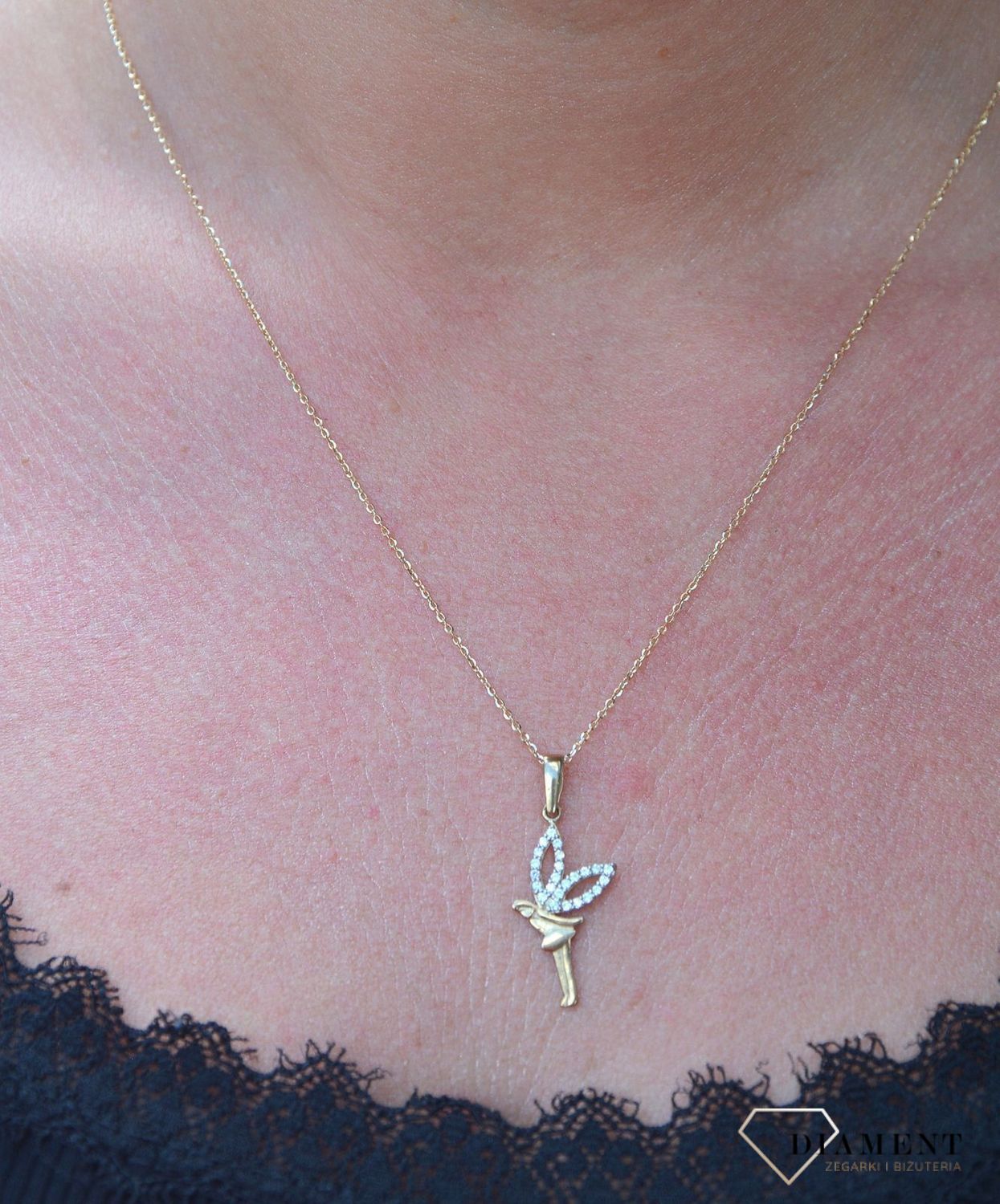 Urocza zawieszka wykonana ze złota próby 333 w kształcie elfa to propozycja oryginalnej, nieco zabawnej, kobiecej biżuterii. Delikatny wisiorek, który dodaje uroku i dziewczęcego looku..jpg