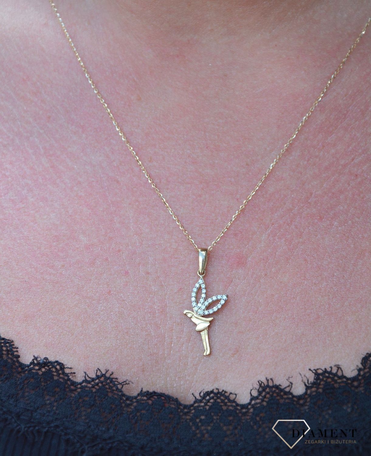 Urocza zawieszka wykonana ze złota próby 333 w kształcie elfa to propozycja oryginalnej, nieco zabawnej, kobiecej biżuterii. Delikatny wisiorek, który dodaje uroku i dziewczęcego looku..jpg