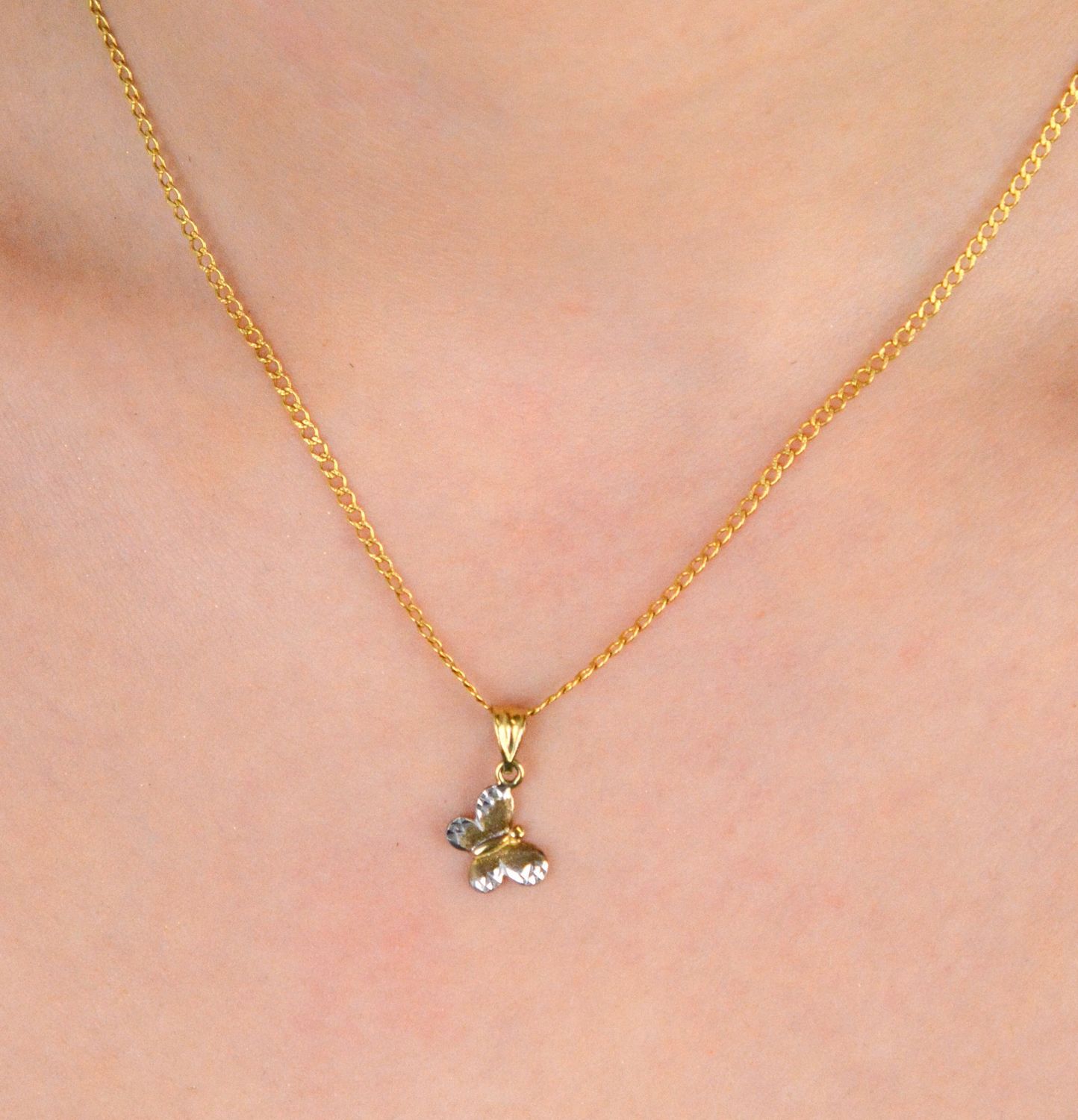 Złota zawieszka Motylek z białym złotem próba 333, DIA-ZAW-1552-333. Ta urocza złota zawieszka w kształcie motylka symbolizuje wolność, przemianę i piękno. 1.jpg