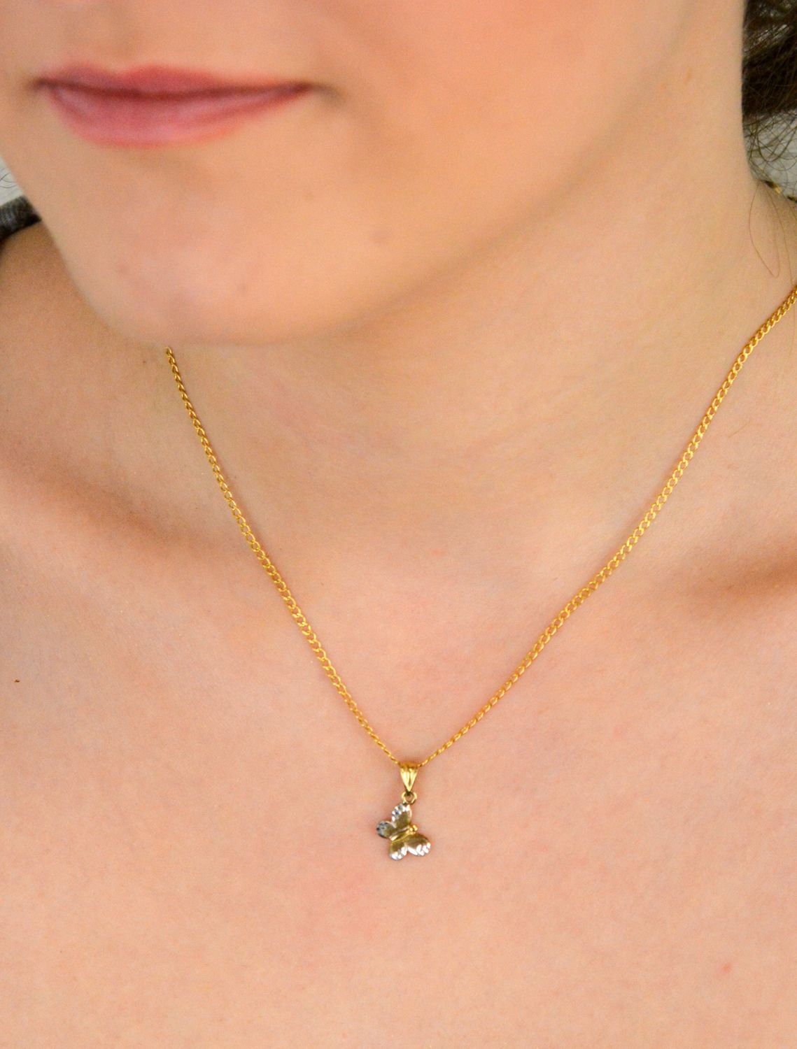 Złota zawieszka Motylek z białym złotem próba 333, DIA-ZAW-1552-333. Ta urocza złota zawieszka w kształcie motylka symbolizuje wolność, przemianę i piękno. 1.jpg