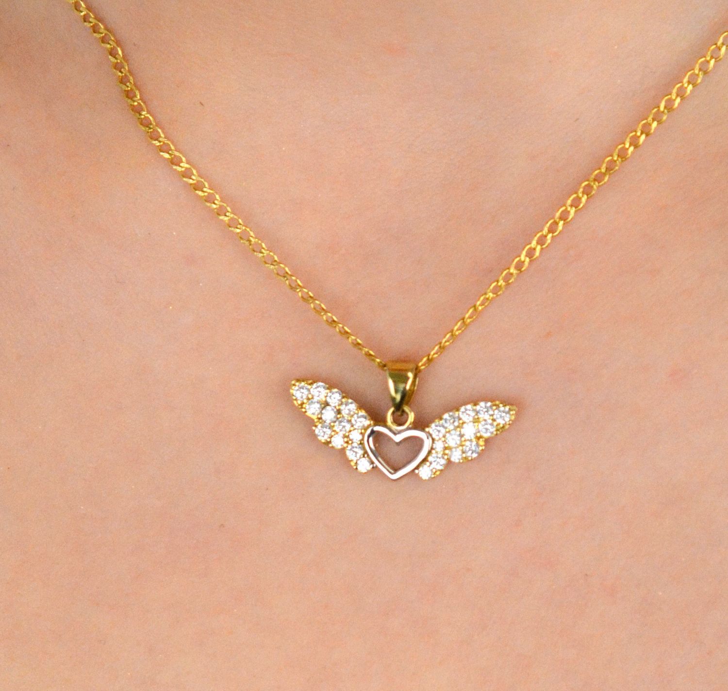 Złota zawieszka serce ze skrzydłami ozdobione cyrkonią próba 333, DIA-ZAW-1553-333. Podkreśl swoją wyjątkowość z naszą złotą zawieszką w kształcie serca ze skrzydłami, która 1.jpg
