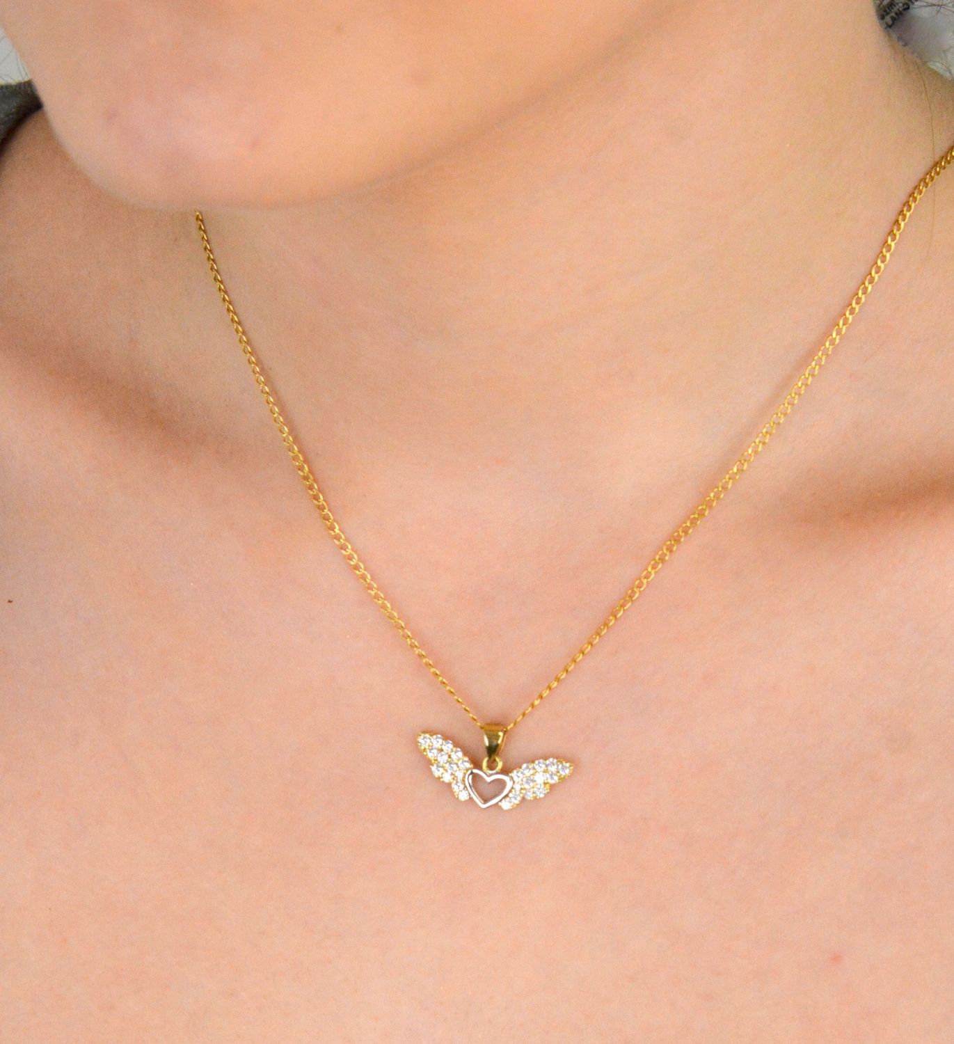 Złota zawieszka serce ze skrzydłami ozdobione cyrkonią próba 333, DIA-ZAW-1553-333. Podkreśl swoją wyjątkowość z naszą złotą zawieszką w kształcie serca ze skrzydłami, która 1.jpg