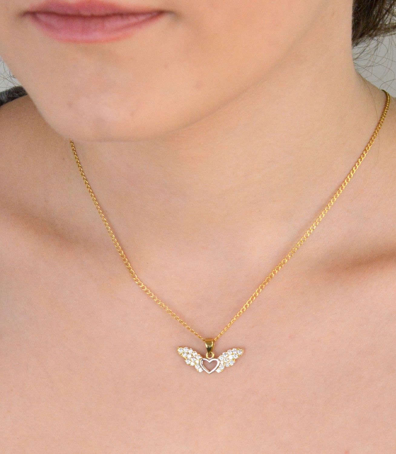 Złota zawieszka serce ze skrzydłami ozdobione cyrkonią próba 333, DIA-ZAW-1553-333. Podkreśl swoją wyjątkowość z naszą złotą zawieszką w kształcie serca ze skrzydłami, która 1.jpg